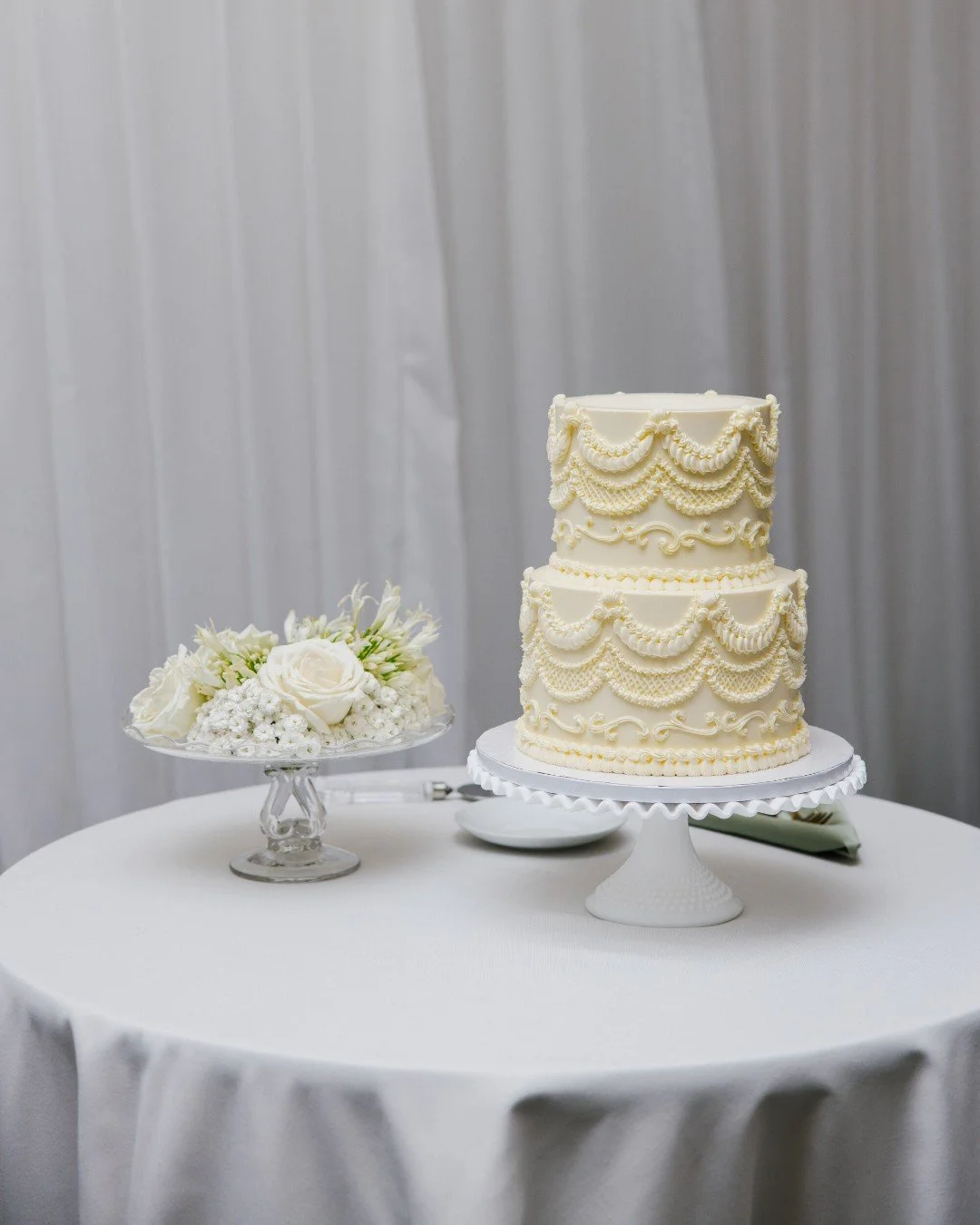 Timeless details for a timeless setting.

This piped cake was the perfect fit for a beautiful day at @blithewold_ri�.

📸: @movemountainsco

#woodenpinbakingco #blithewold #weddingcake