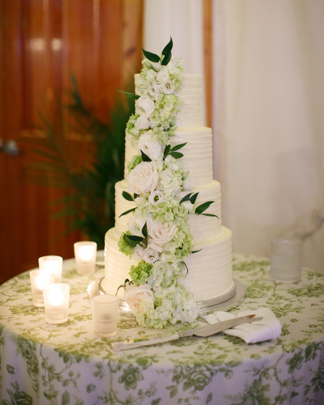 This is what a memorable first bite looks like. ✨ 

Fresh florals, clean lines, and sweet memories made.

📸: @josephlaurinphotography

#woodenpinbakingco #weddingcake #newportri