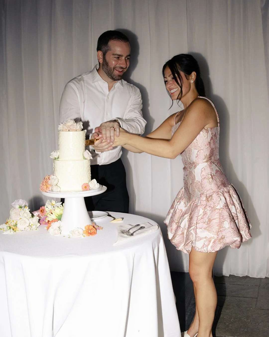 Looking back at one of our sweetest nights at @blithewold_ri &mdash; this cake was all about texture, tone, and just the right amount of fun.

📸: @aliciaann_daw 

#woodenpinbakingco #blithewold #newportri #weddingcake
