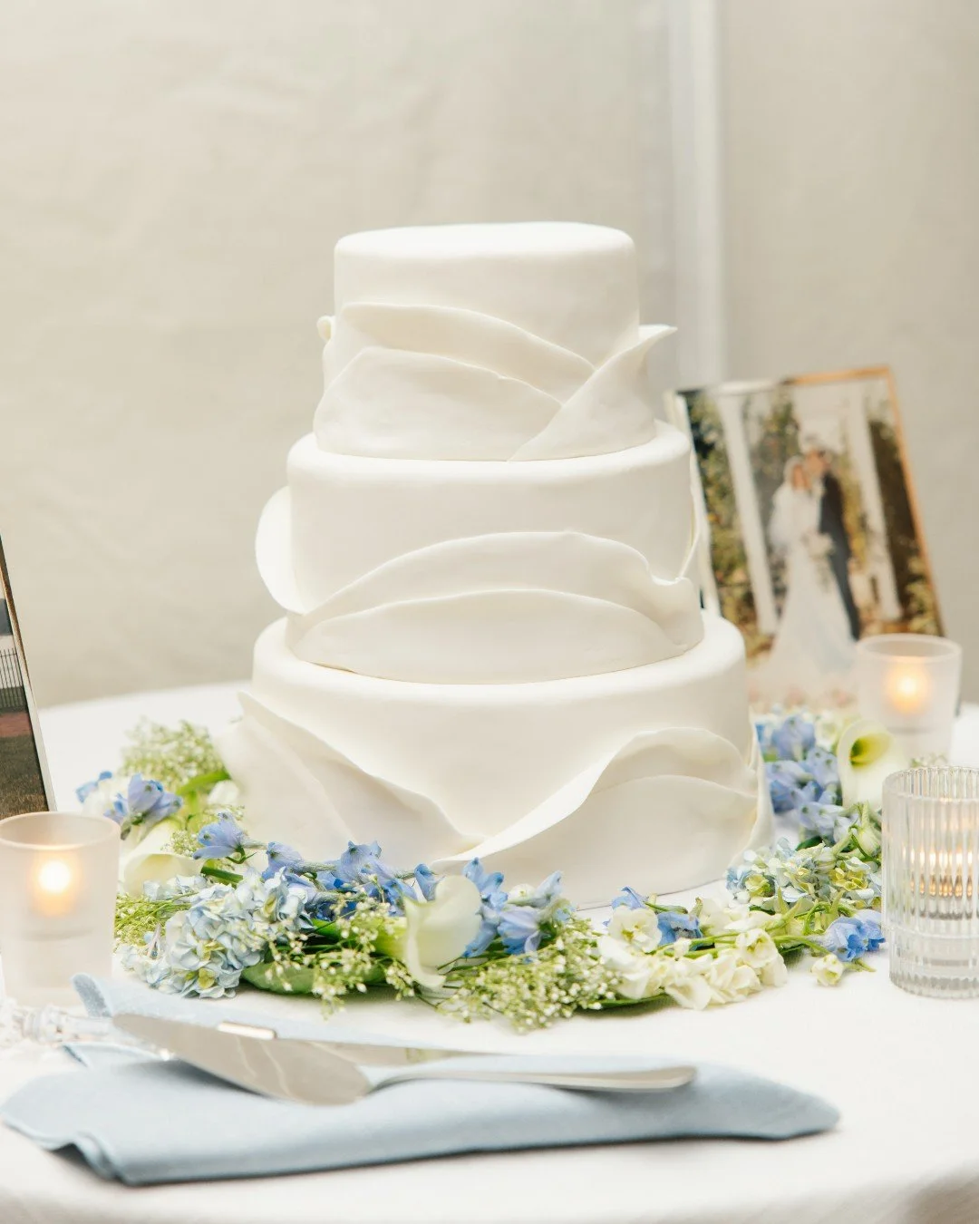 Call it love at first slice.

A dreamy day in Newport, a little coastal breeze, and one unforgettable cake. 🤍✨

📸: @movemountainsco

#woodenpinbakingco #weddingcake #thebohlin