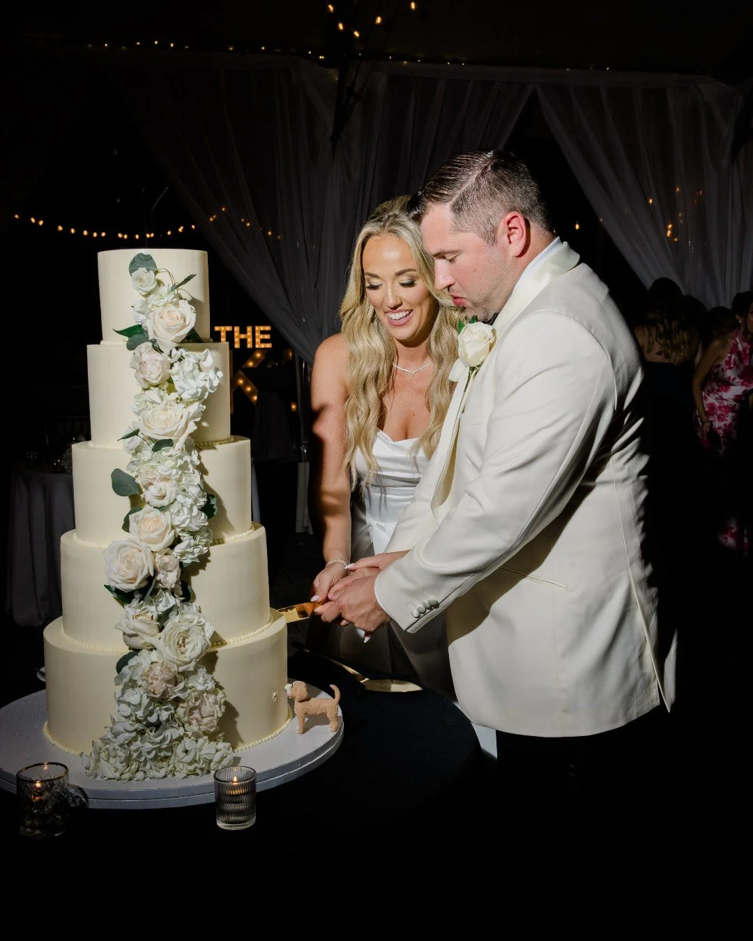 POV: your wedding cake is a statement &mdash; and your dog gets the first bite. 🐶 

📸: @movemountainsco

#woodenpinbakingco #thebohlin #weddingcake