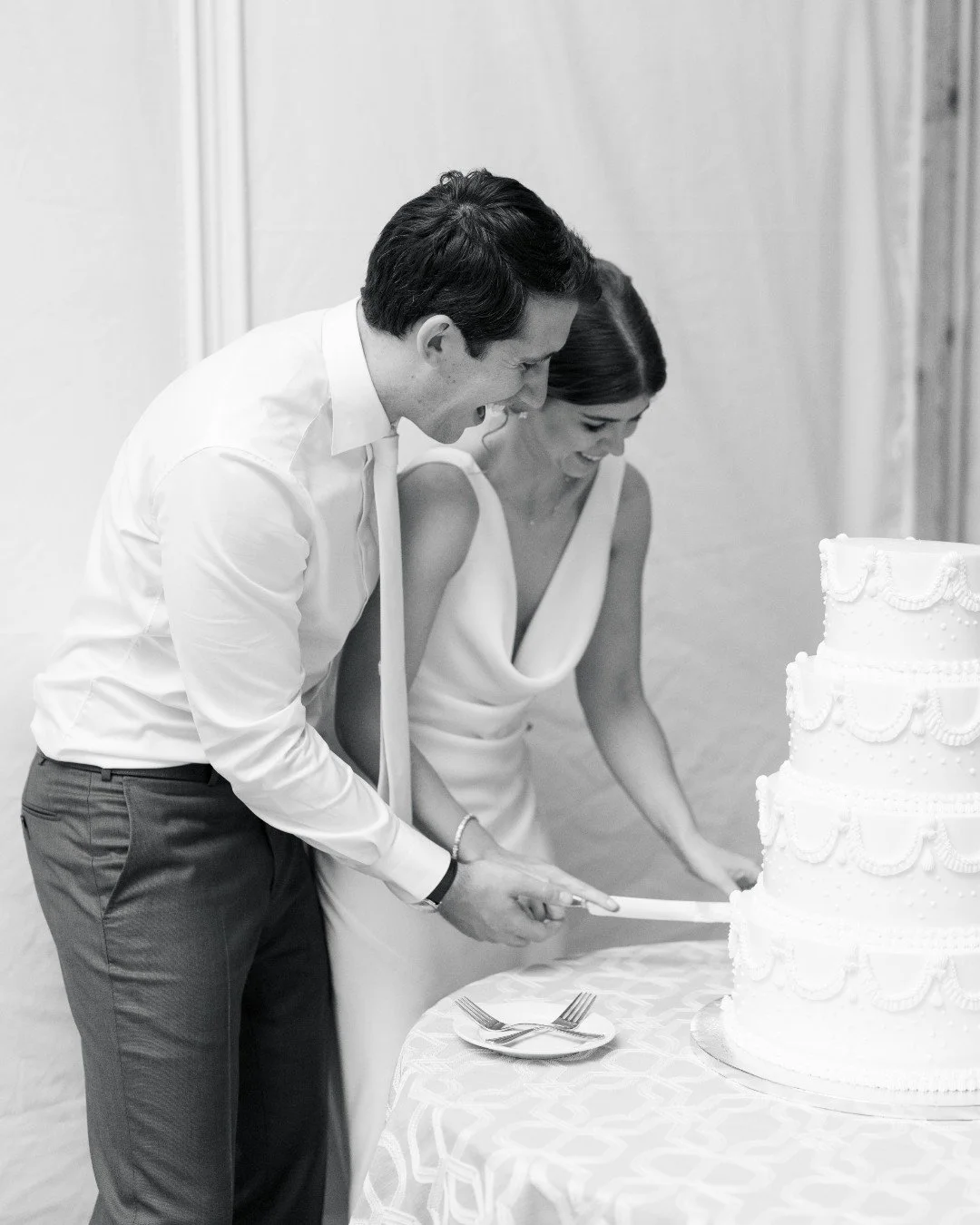 A year full of love, laughter, and layers (of cake). Here&rsquo;s to forever, starting with a slice. 🤍 ✨

📸: @hedifieldphotography

#woodenpinbakingco #thebohlin