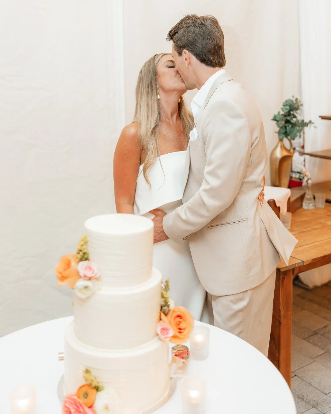 Cut to: the sweetest moment of the night. 🍰🐾

📸: @alyvphotography

#woodenpinbakingco #thebohlin #newportri #weddingcake