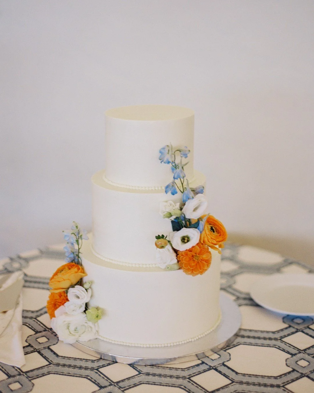 Cut the cake, cue the happy tears.

This sweet moment (and even sweeter cake) was one for the books. Petal-perfect from every angle.

📸: @arielledphotography 

#woodenpinbakingco #thebohlin #weddingcake