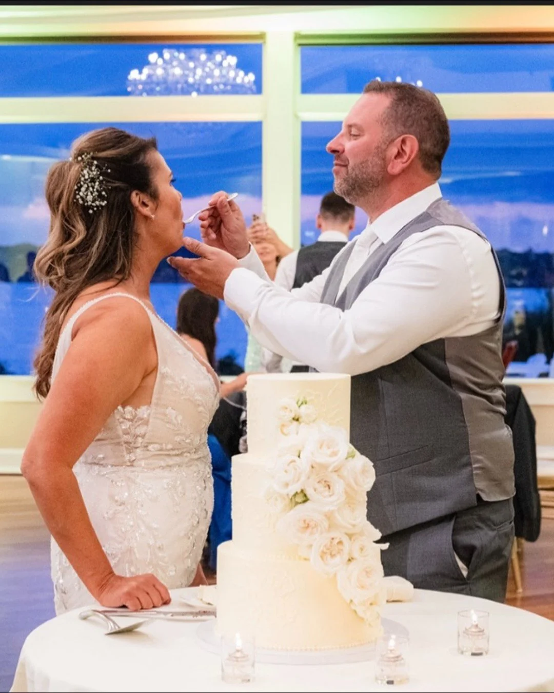 Golden hour glow, sweeping views of the bay, and a cake as timeless as their &ldquo;I do.&rdquo; @oceancliffnewport weddings are always a dream&mdash;especially when the cake moment is this cute (and classy). 💕🍰

#woodenpinbakingco #weddingcake #oc