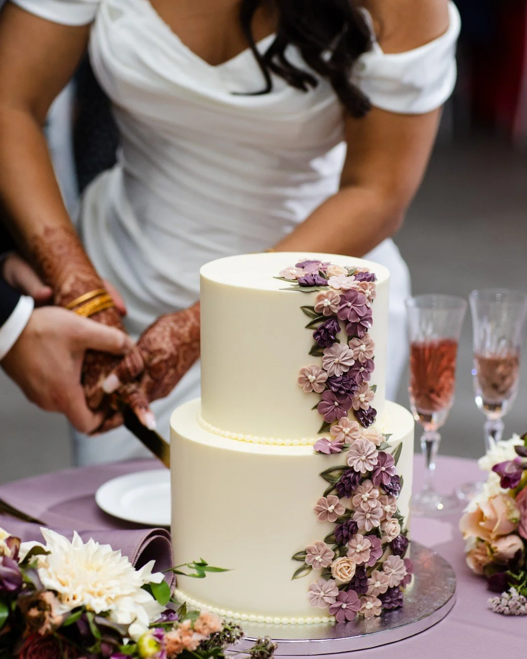 Go ahead, zoom in.

The detail on this one deserves it!

📸: @mstudiosri

#woodenpinbakingco #middletownri #weddingcake