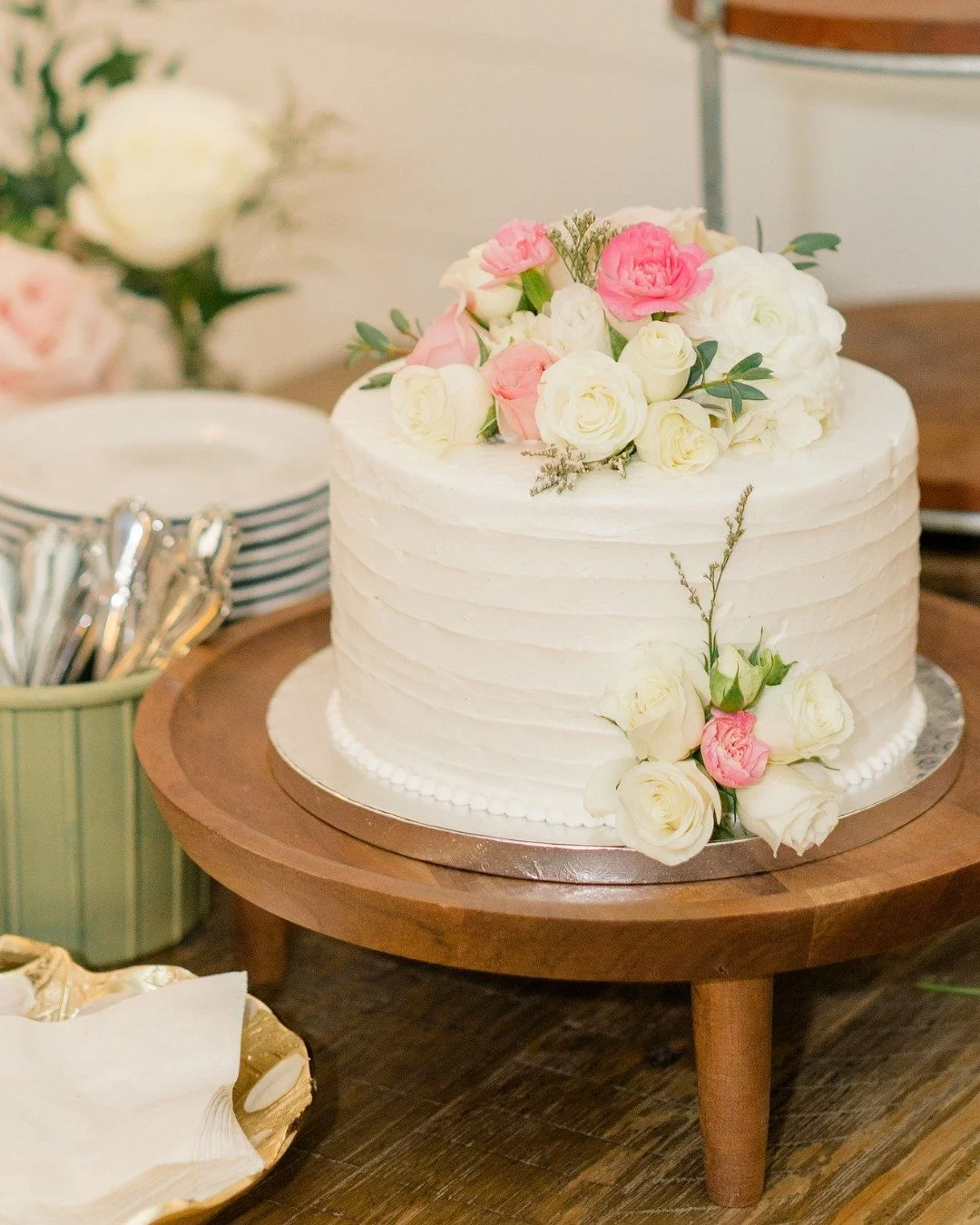 This is your sign to not skip the cake&hellip; soft florals, clean finish, and ready for its moment.

#woodenpinbakingco #weddingcake