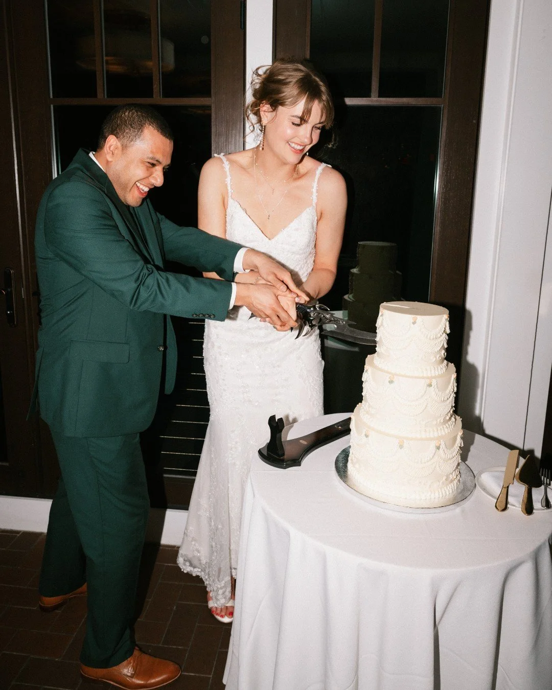 If &ldquo;just one more photo of the cake&rdquo; was a wedding trend, we&rsquo;d support it.

This three-tier design featured hand-piped garlands, lattice details, and soft floral accents &mdash; classic, detailed, and made for a candlelit night at @