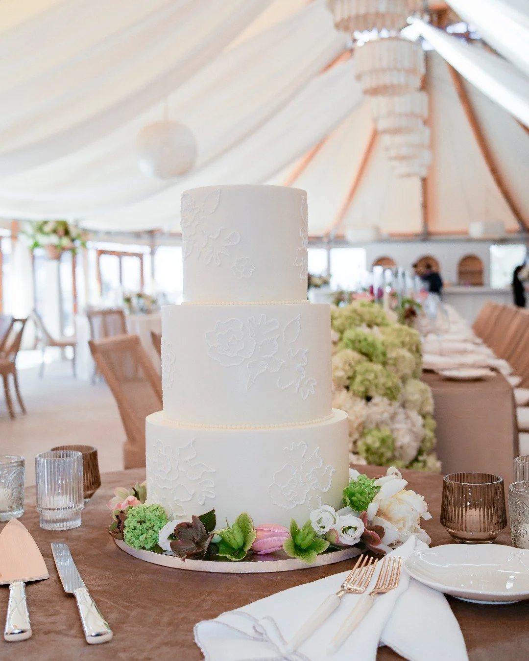 And just like that, wedding season is back at @castlehillinn. 🤍

Our first cake of the season featured three tiers of delicate floral piping, soft spring blooms, and timeless buttercream details designed to feel right at home in a candlelit coastal 