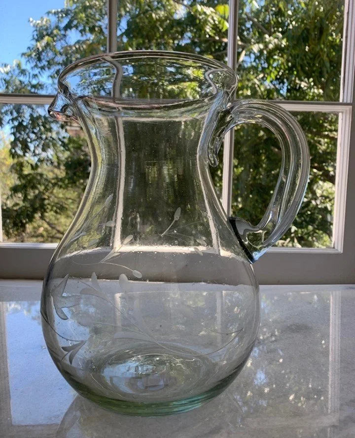 Pear Pitcher with hallow handle and hand etching 7" x 10"⁠
⁠
#glassware #handmade #handblown #eventdecor #sogreen #cocktails #tableware #handcrafted #cocktailtime #handblownglass #etchedglass