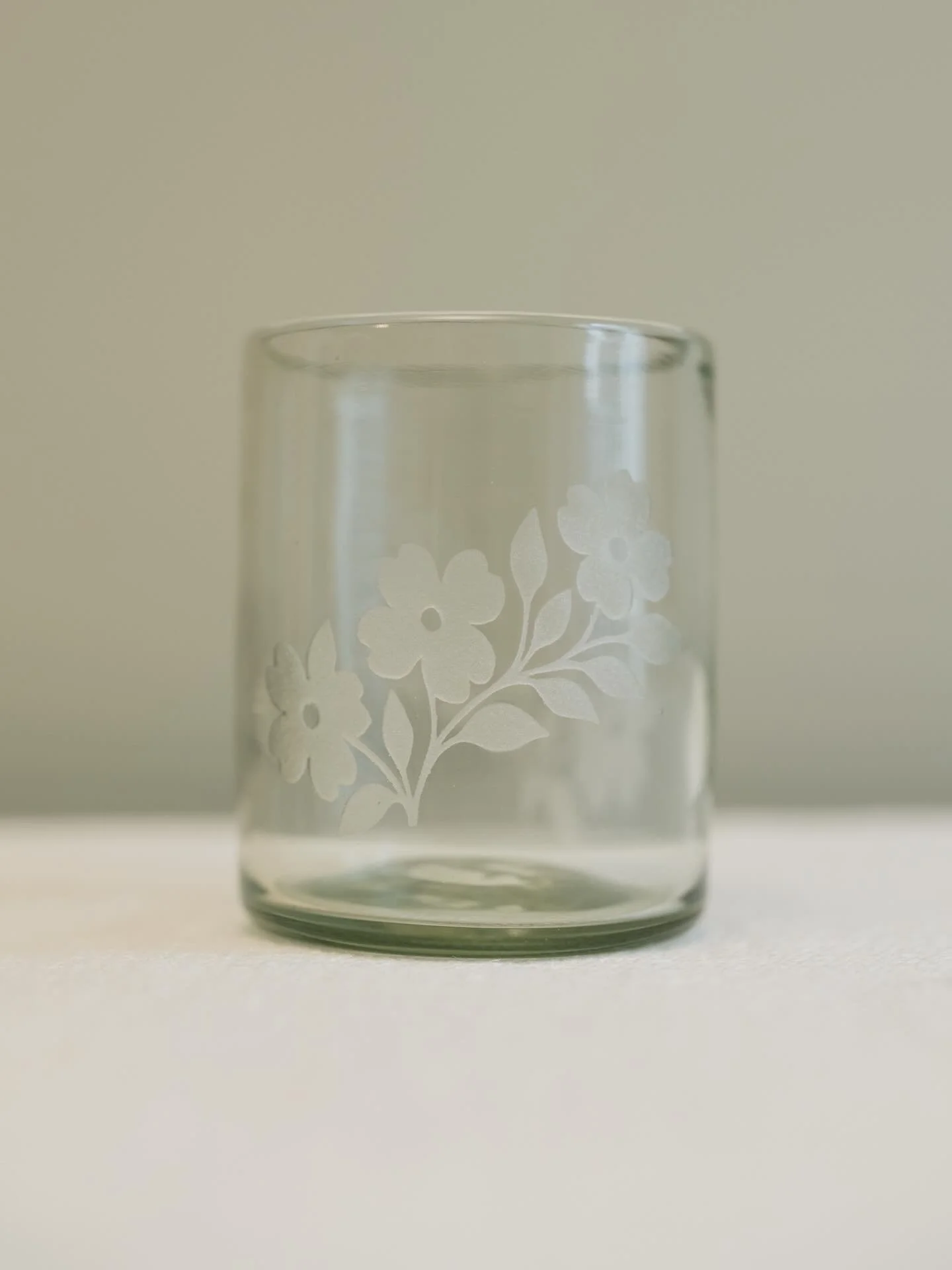 Tis the season for floral glassware. Swipe for a few favorites we return to again and again. ⁠
⁠
🌿 Dogwood Etched Rocks Glass⁠
🌿 Tres Romas Etched Rocks Glass⁠
🌿 Floral Etched Footed Glass ⁠
🌿 Sunflower Etched Rocks Glass 

#eands #glassware #etc