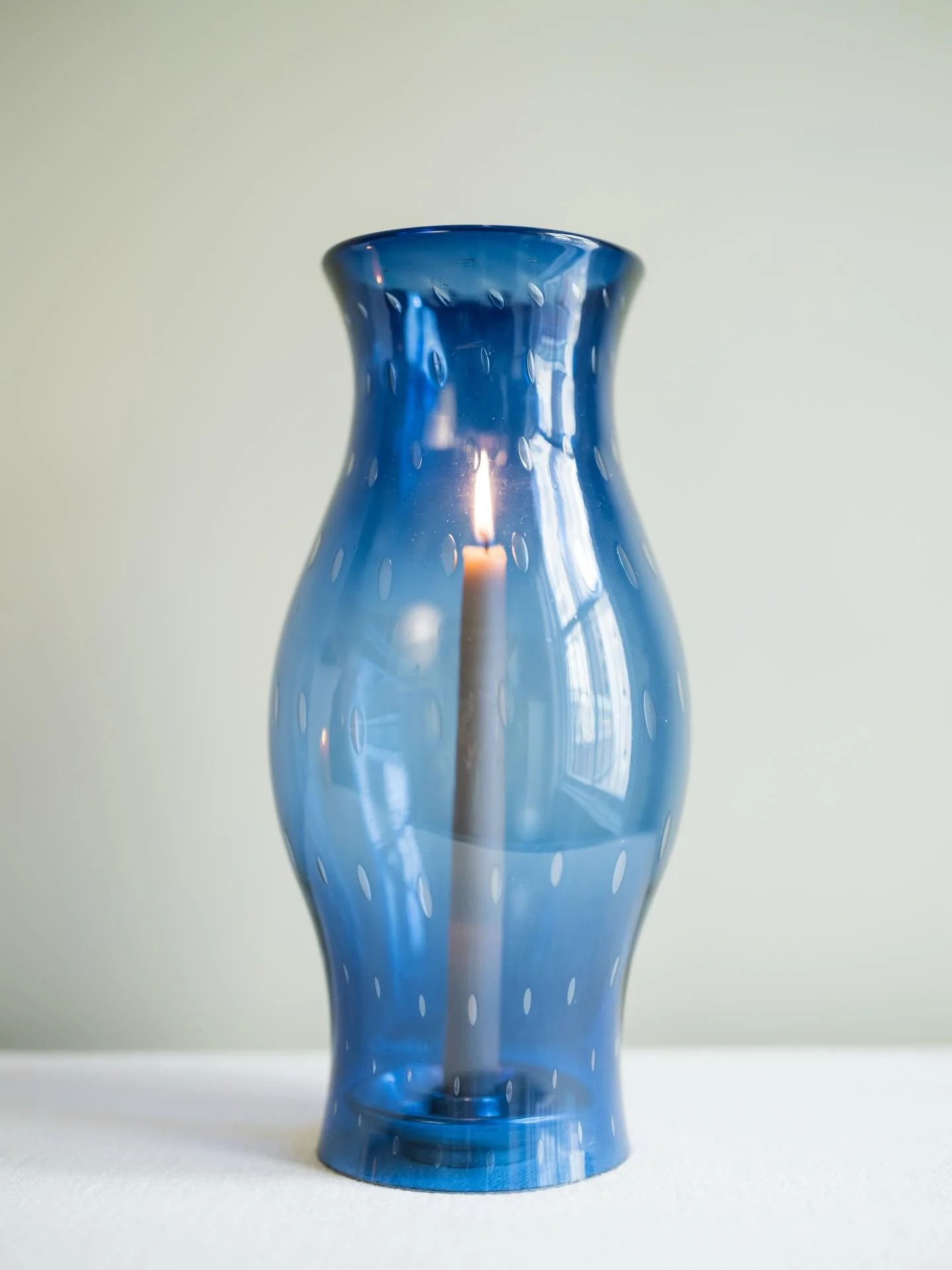 Spotlight on Blue Bubble 💙🫧⁠
⁠
Featured: ⁠
- French Blue Bubble Signature Hurricane ⁠
- French Blue Pinched Rocks Glass ⁠
⁠
#eands #frenchblue