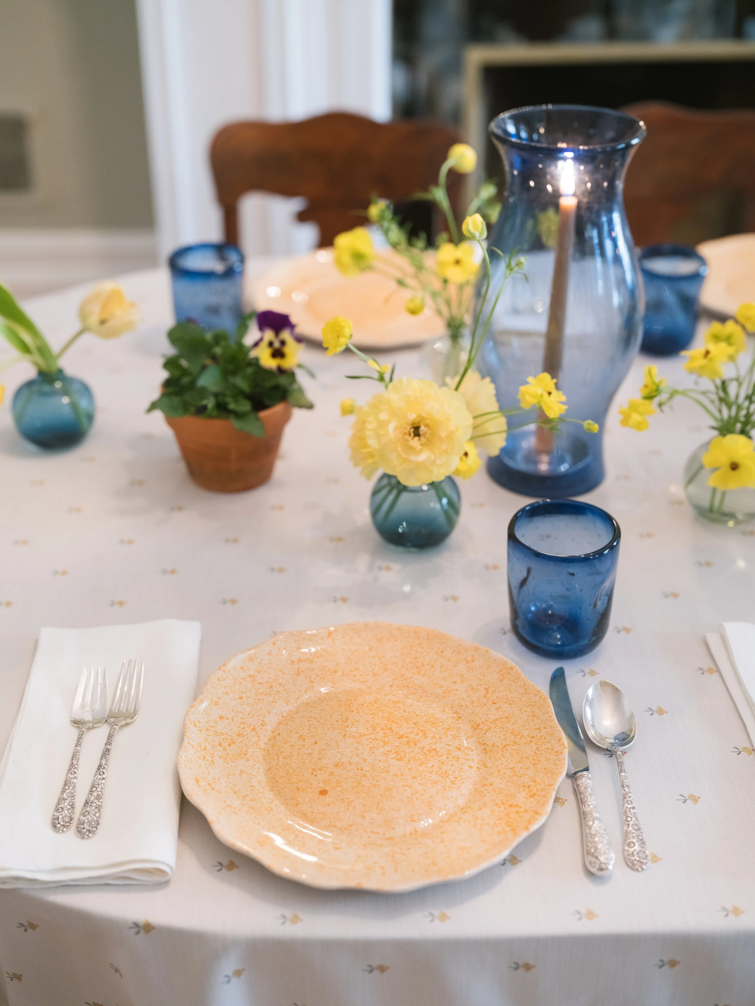 Huevos Scalloped Ceramic Dinner Plate