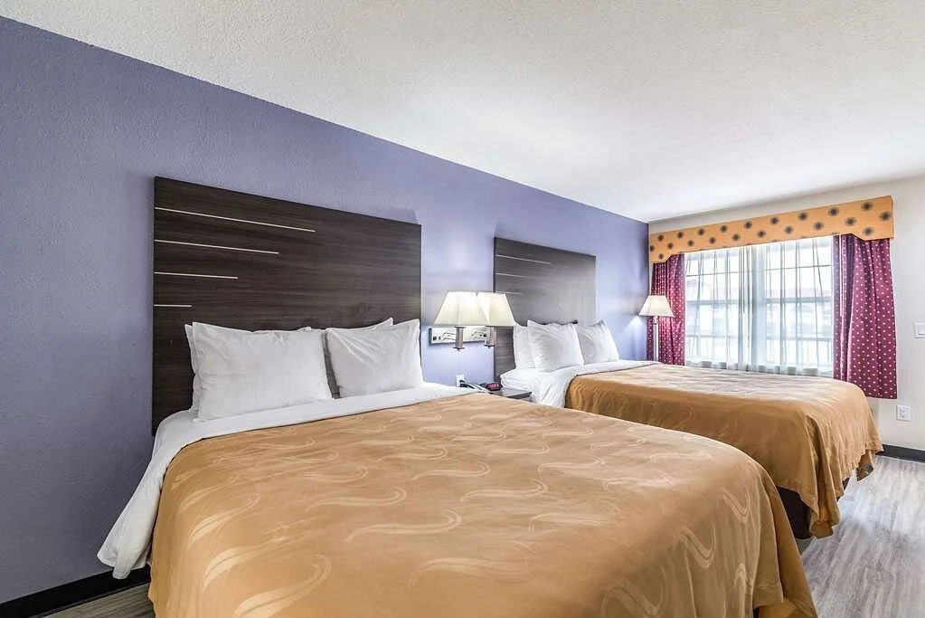 spacious-room-with-queen.jpg