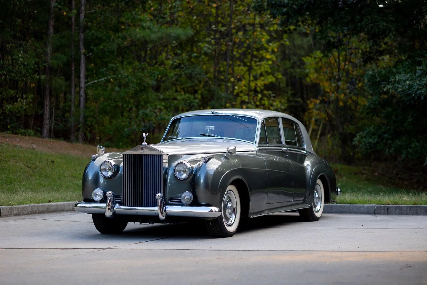 1968 Rolls Royce silver cloud. This classic came in for the deep clean and ceramic coating. It was soo cool to see a car that had the very best luxury of its day and it looks stunning. Even today. Here are a few pics