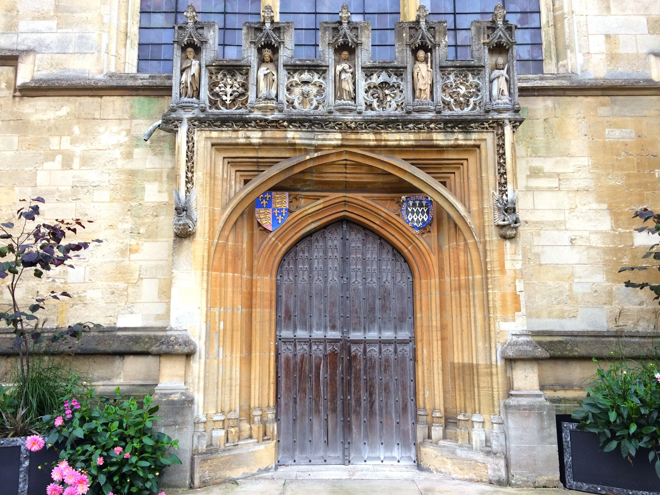 The ancient wood door of Magdelan College, which you walk trhough on a guided tour visit of the University college. The best way to see Oxford University on a guided tour.