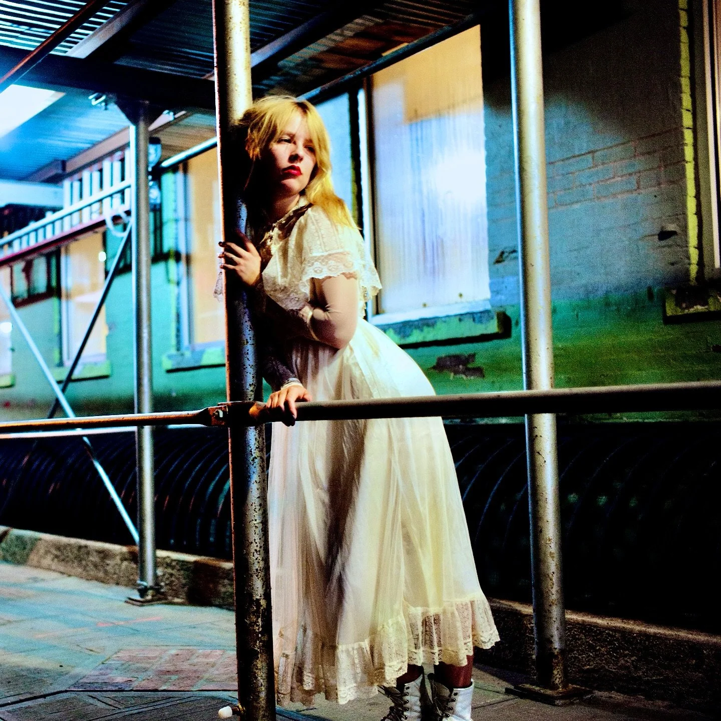 Mandi in Brooklyn

#americanstyle #americans #brooklynvintage #portraitsfromtheworld #leicacamerausa #folkmusic #lindaronstadt