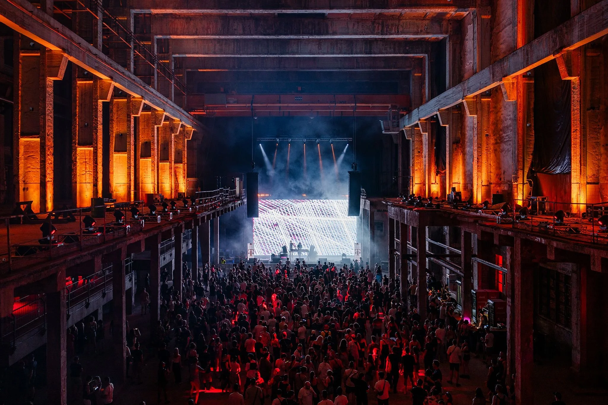 A Young &amp; Euphoric Hungary Coming Alive at INOTA