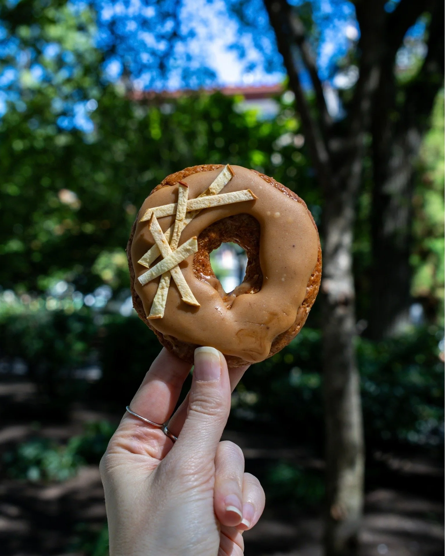 Last call for September&rsquo;s Playdate Cookie! 🍎
Roasted apple gingerbread cookie with cider caramel and dried apples. Available for one more wknd this Friday&ndash;Sunday. Get it before it&rsquo;s gone! #thegoodbatch #playdatepastryseries