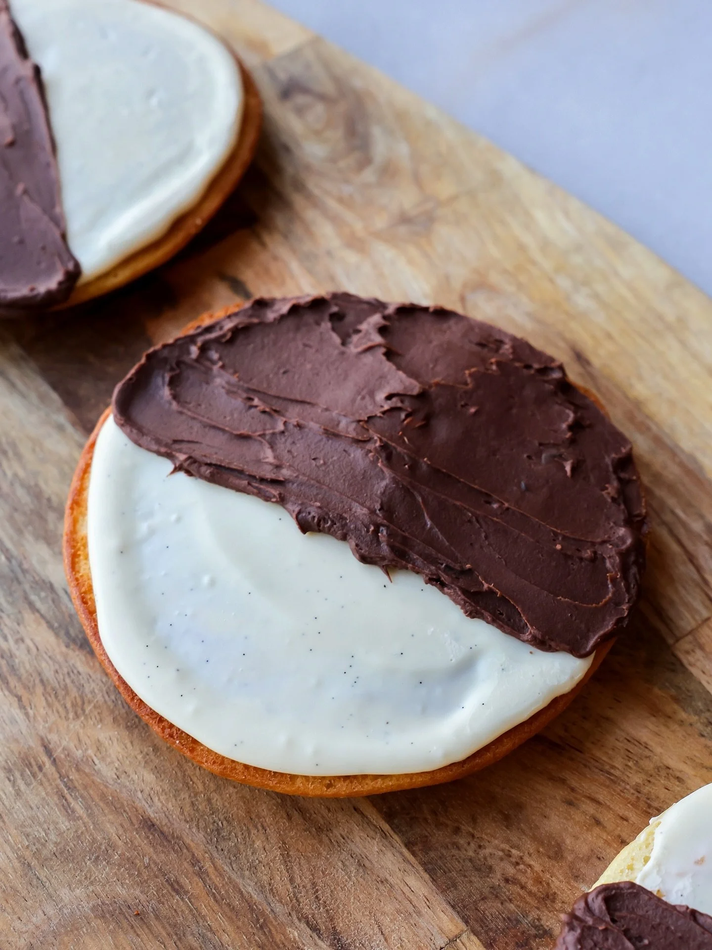 A classic, reimagined. 🖤🤍 Our Black &amp; White Cookie: smooth vanilla bean ganache meets hearty, crunchy cocoa nib ganache in perfect contrast.

A little sweet, a little rough, a whole lot of NYC energy. Available Fri-Sun! #thegoodbatch