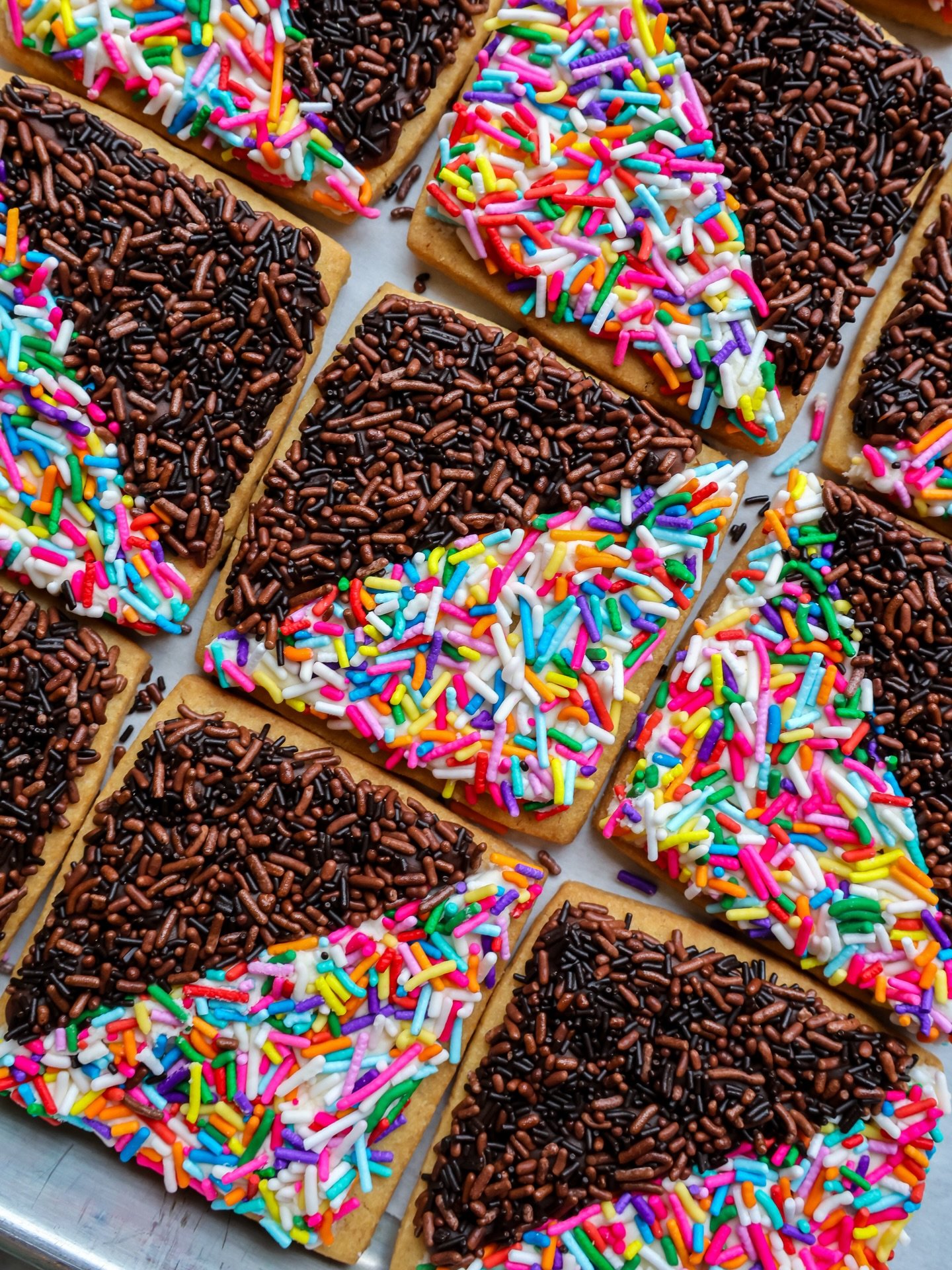 Classic black and whites&hellip;but make em technicolor 🌈
Crisp brown butter shortbread topped with chocolate and vanilla frostings, finished with rainbow + chocolate sprinkles. #thegoodbatch

📸: @themisfitcreatives