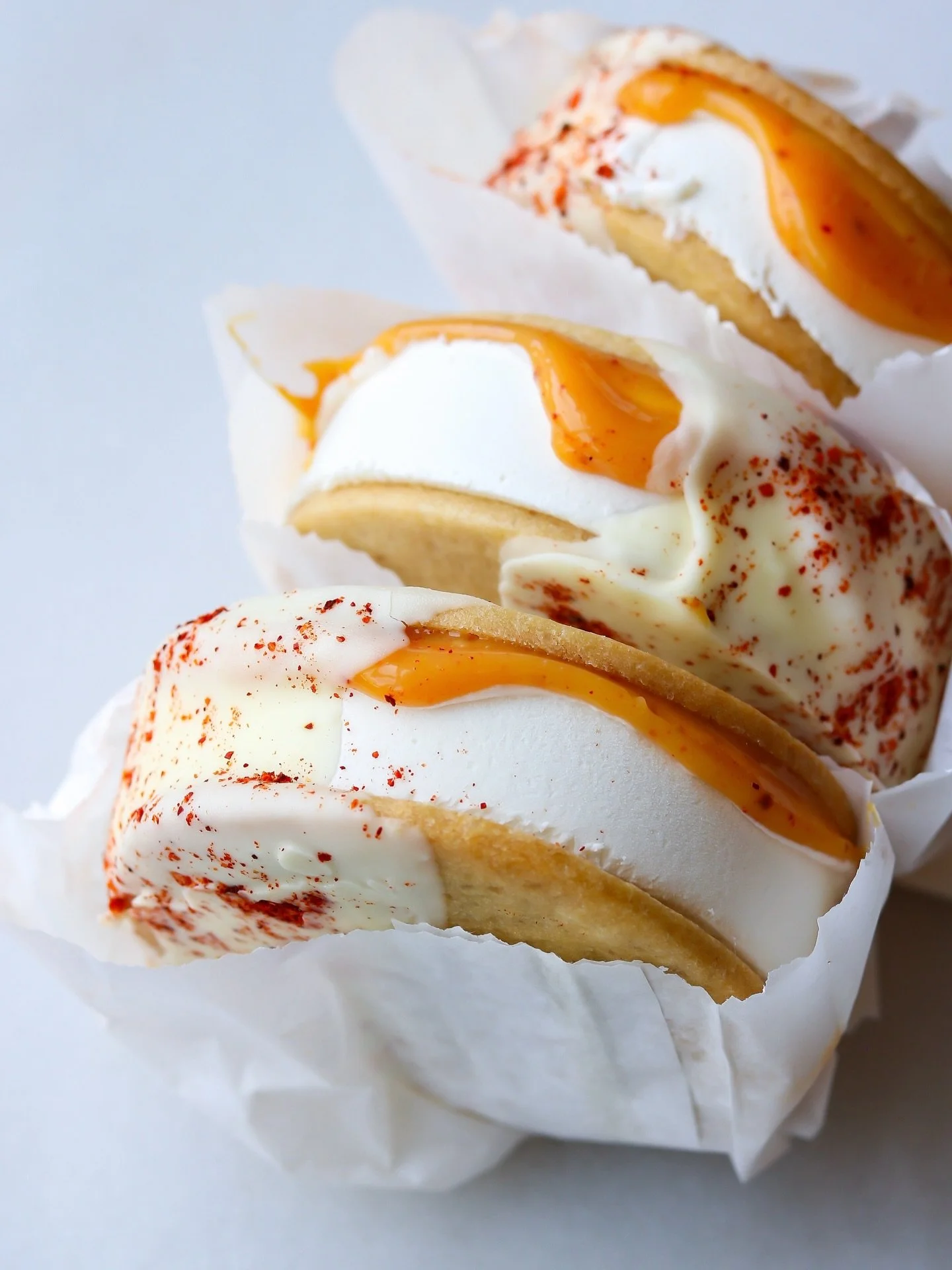 Happy Cinco de Mayo! 🍹 Our Spicy Margarita Ice Cream Sandwich is here with mezcal-passionfruit curd, brown butter cookies, vanilla ice cream, and a white chocolate + chili finish. 🌶️ 

Sweet, spicy, and made for warmer days. Celebrate accordingly a
