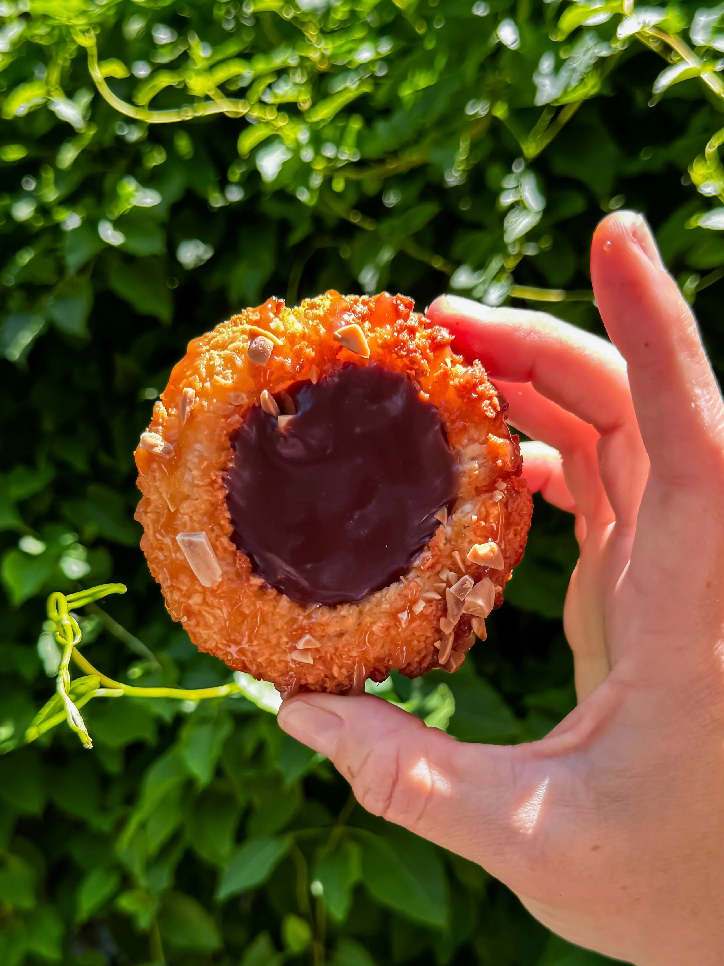 A classic makes its return. 🥥✨ Our Coconut Macaroon is back - chewy, toasty, and caramel-y.

Stop by our Clinton Hill shop and grab one while they&rsquo;re still here. #thegoodbatch