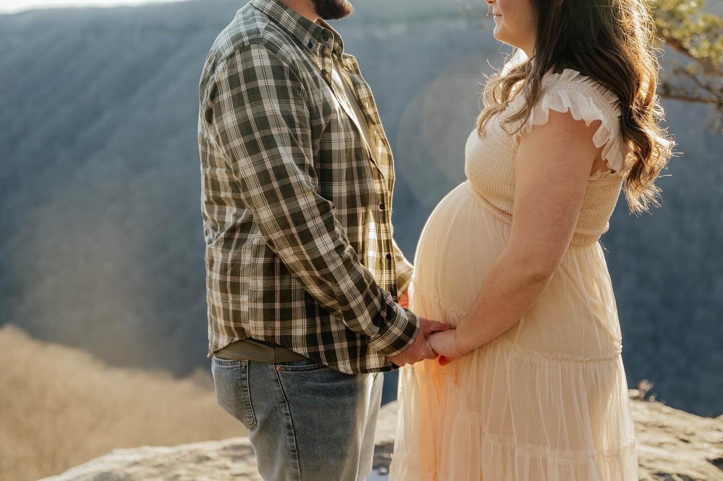 Just a couple of sweet moments during this maternity session earlier this week 💛