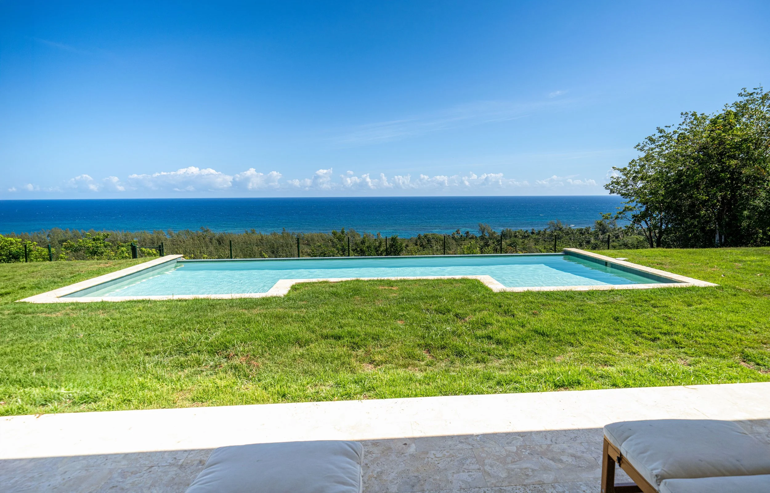 backyard infinity pool unostructed oceanviews of vampio design inc.jpg