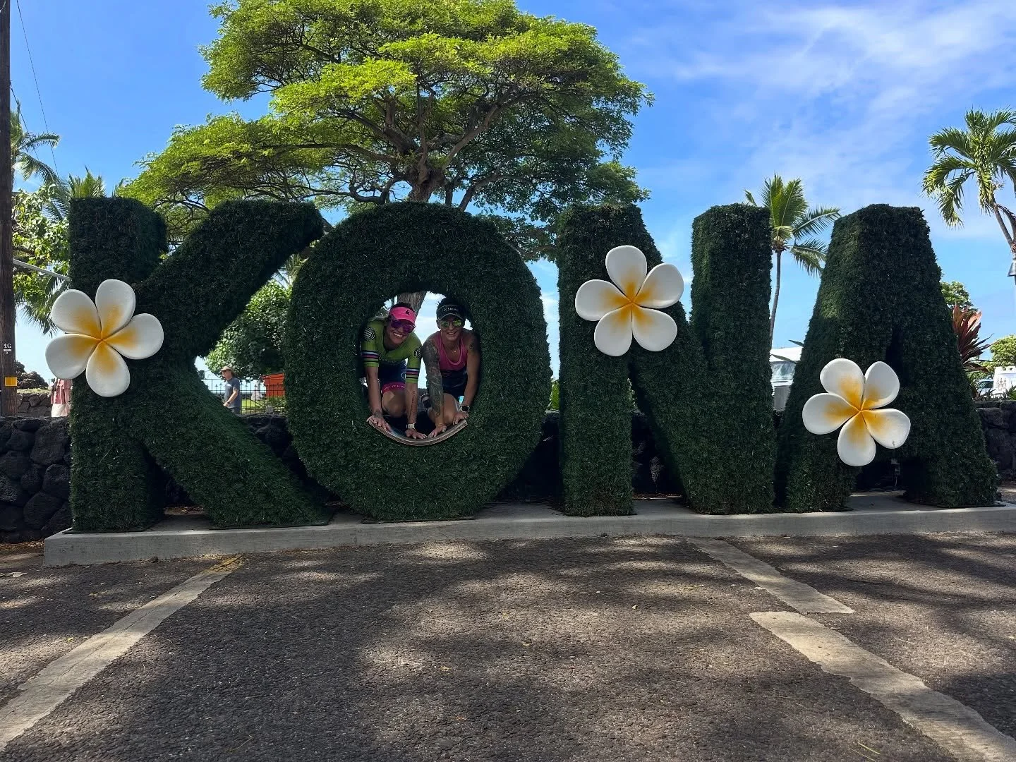 @ashleyczac  and Coach @littlesilvertris are in Kona and they are ready to toe the line on Saturday.

📸: @juliepalmer56 

Who&rsquo;s so excited to watch the final edition of the women&rsquo;s  only race on the island? 🌸