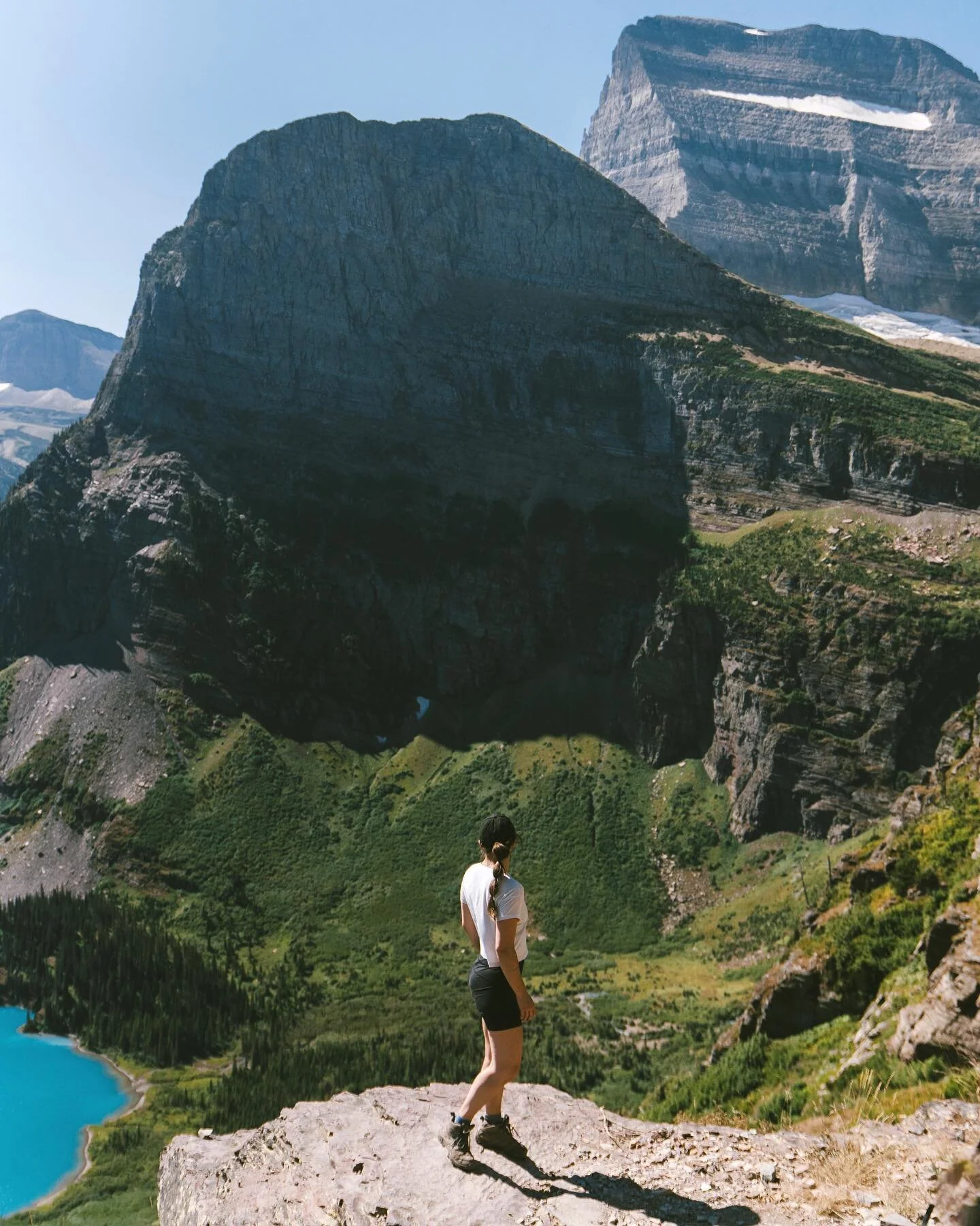 The fact this viewpoint is halfway through the trail and not the final destination is mind blowing ✨ but that seems to be a common theme for most trails in Glacier NP! 

Some helpful tips for hiking Grinnell Glacier:
🧊 start early, wear a hat and br