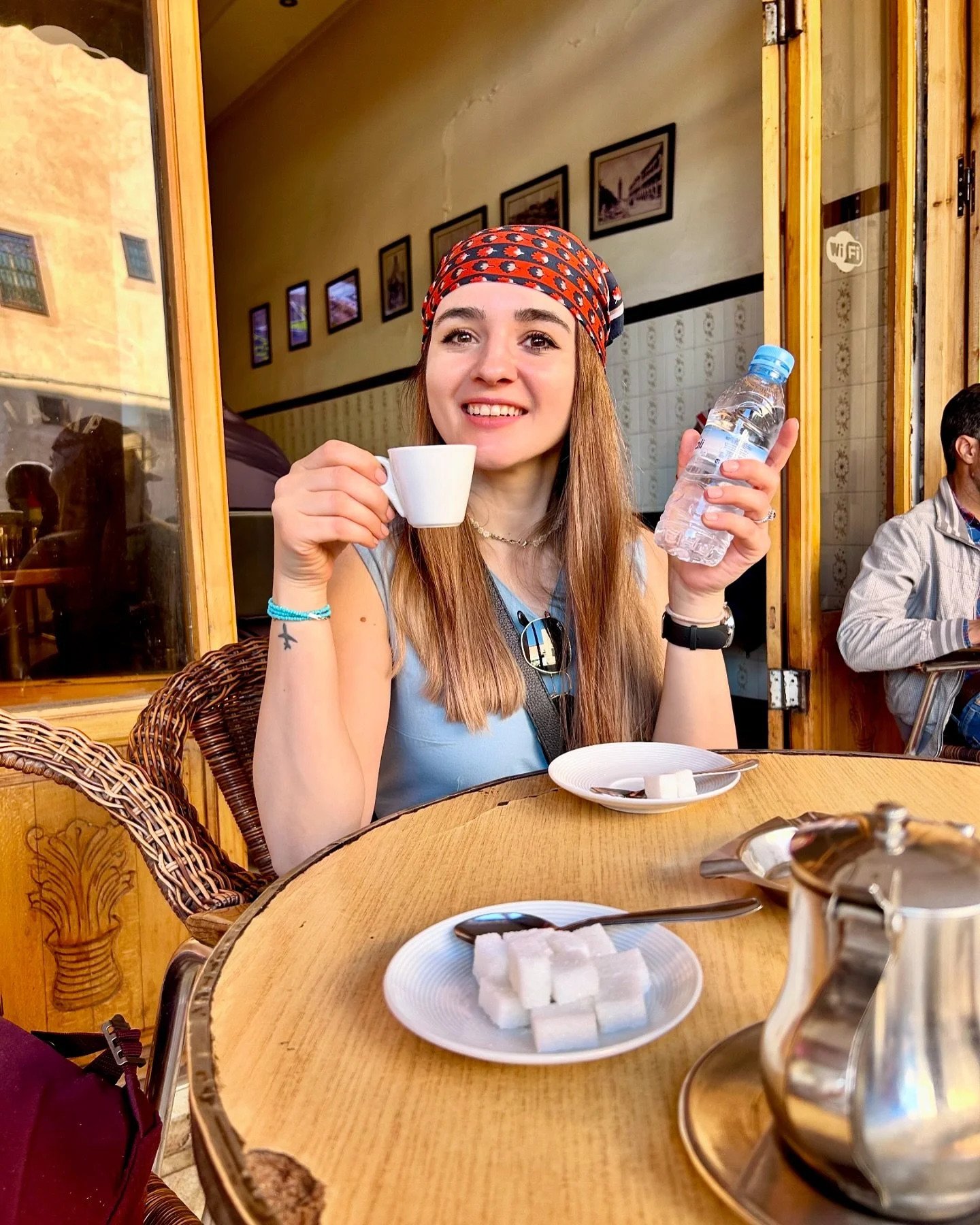 Bucătăria marocană este o explozie de arome și culori, combin&acirc;nd tradițiile antice cu influențele moderne pentru o experiență culinară inegalabilă. De la piețele aglomerate din Marrakech p&acirc;nă la oazele din deșert, fiecare farfurie spune o