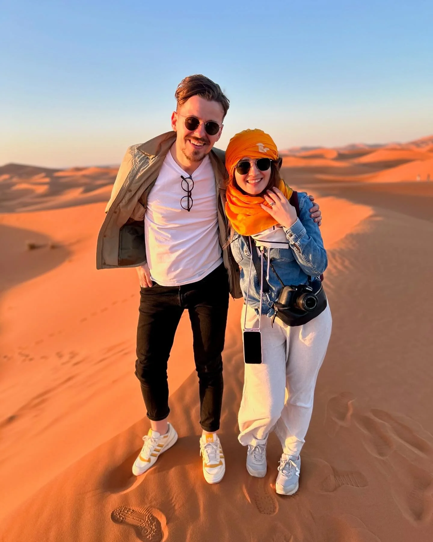 Excursia de 3 zile in desert? Da sau nu? 🐫🏜️

Am vazut foarte multe locuri, pe care nu le-am fi vazut daca ramaneam doar in orase - muntii Atlas, oaza de palmieri, desertul - nisip cat cuprindeam cu ochii, dar a fost obositor pentru ca erau foarte 