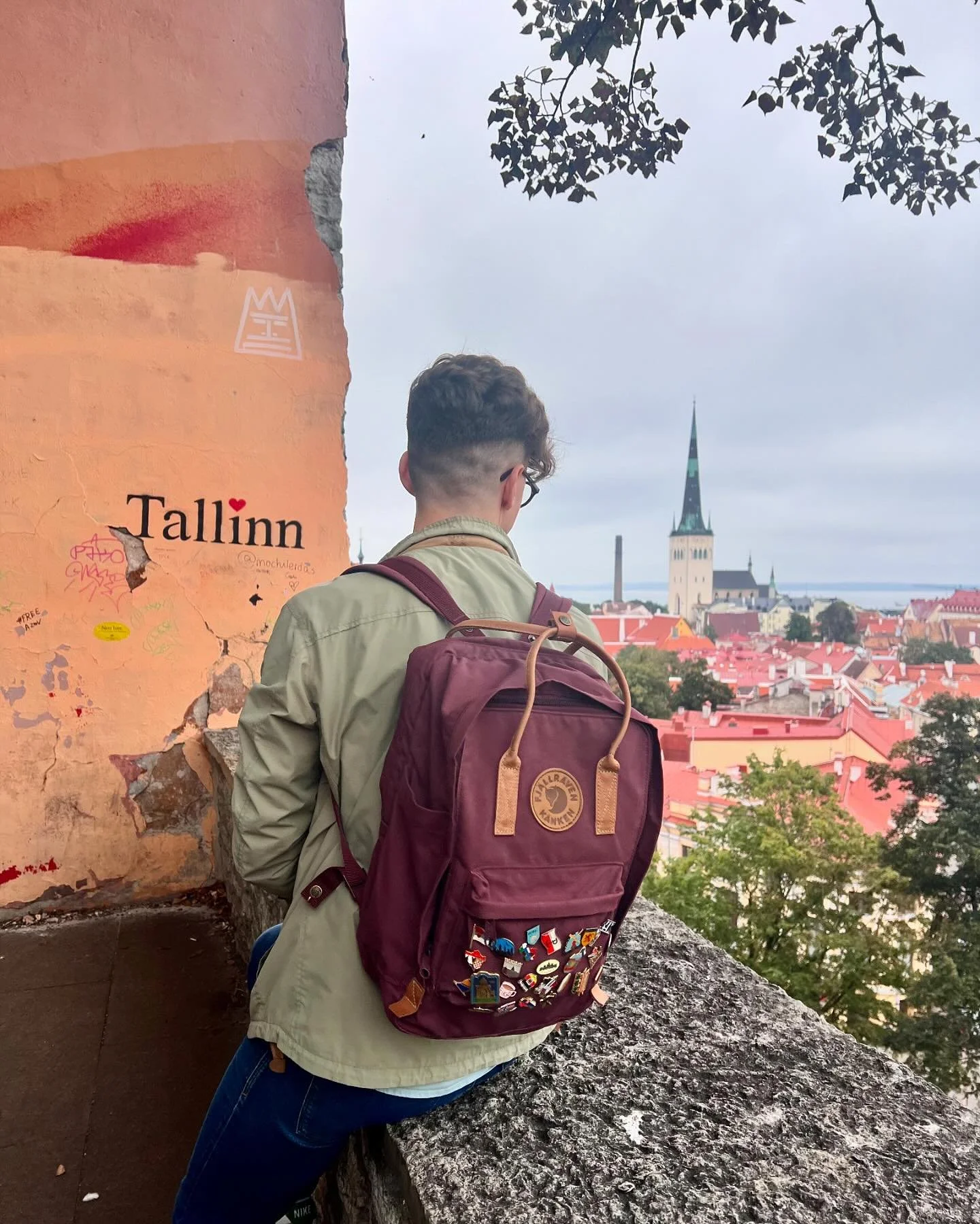 Cum ne-am petrecut doua zile in Tallinn? Ne-am plimbat mult pe jos in orasul vechi, dar si in cartiere rezidentiale. Am vizitat cateva muzee inedite, am baut bere buna si am incercat mancare delicioasa (motiv pentru care ne aminteam sa facem poze doa