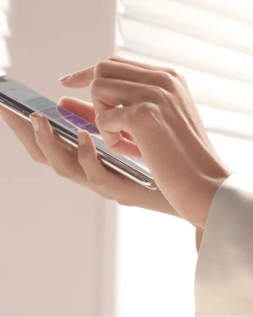 Your shades, on your schedule. With PowerView&reg; Automation, your Hunter Douglas&reg; treatments move on their own &mdash; opening to the morning sun, lowering against the afternoon heat &mdash; all from your phone or a simple voice command. Effort