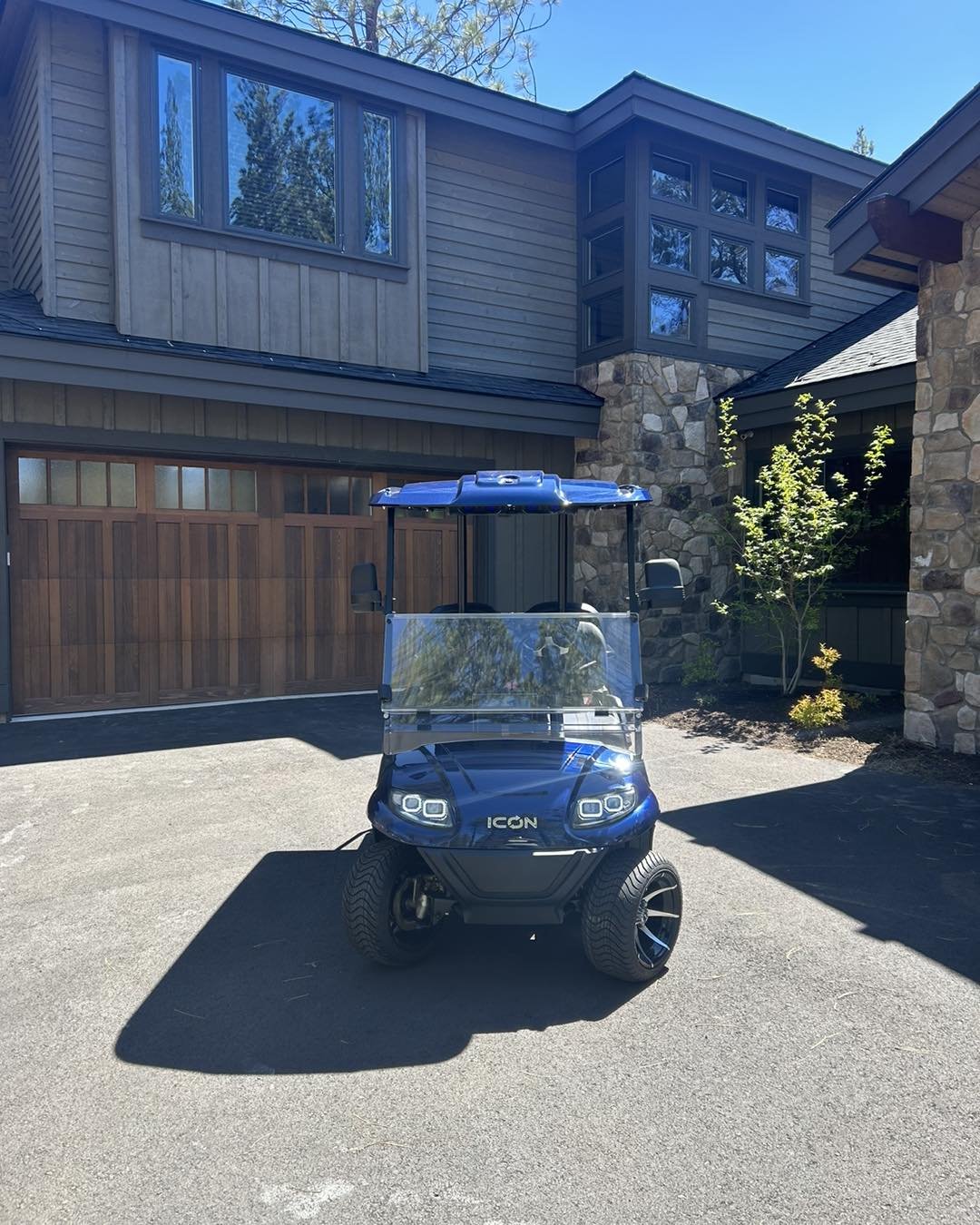 Another delivery - this time an Indigo Blue 2024 ICON Electric Vehicles I40 complete with Eco Battery Lithium and an ECOXGEAR soundbar! Congratulations to Rob and Brenda - we hope you and your family enjoy your new cart for all your Oregon adventures