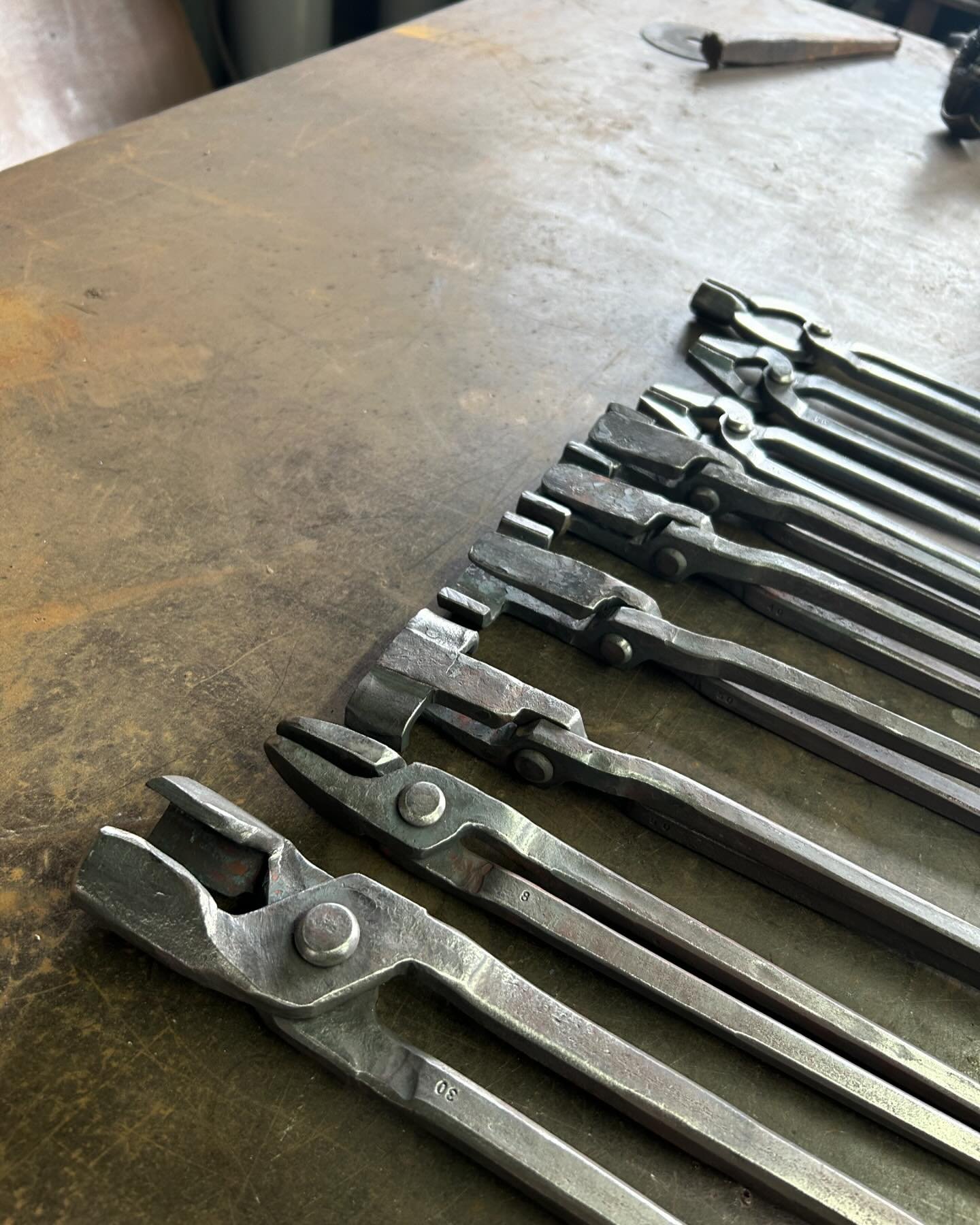 Nearly every pair of tongs on the bench yesterday was custom ordered, if you ever need tools you can&rsquo;t see on my website (link below) just send me a message and I will give you a price!

https://www.design-in-metal.com/tool-shop 

#forged #blac