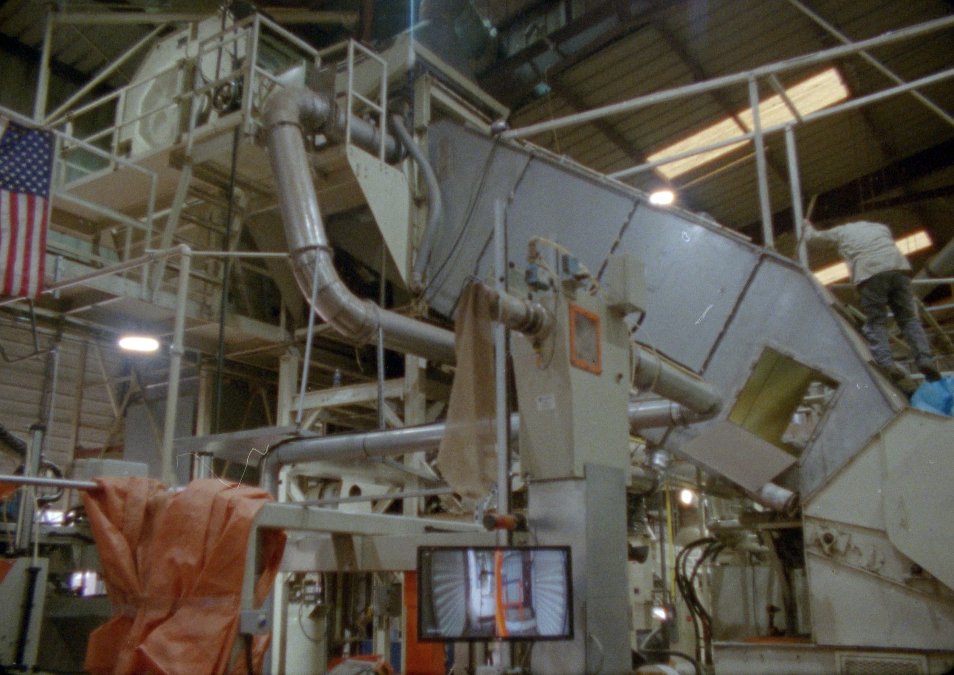 9_Gin_Worker copy.jpg