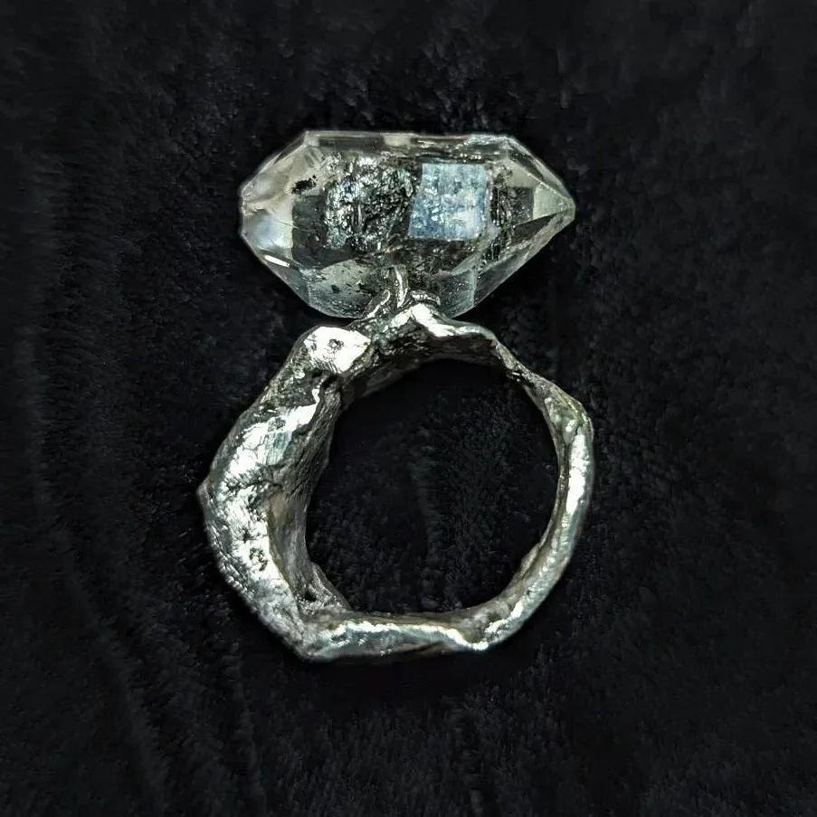 THIS MIGHT BE MY FAVOURITE YET 💍
HERKIMER DIAMOND AND MOLTEN STERLING SILVER BAND.
.
.
.
.
.
.
.
.
.
.
.
#rickowens #jewellery #pyrite #sterlingsilverjewelry #contemporaryjewellery #artisan #metalsmith #anndemeulemeester #brutalist #brutal #statemen
