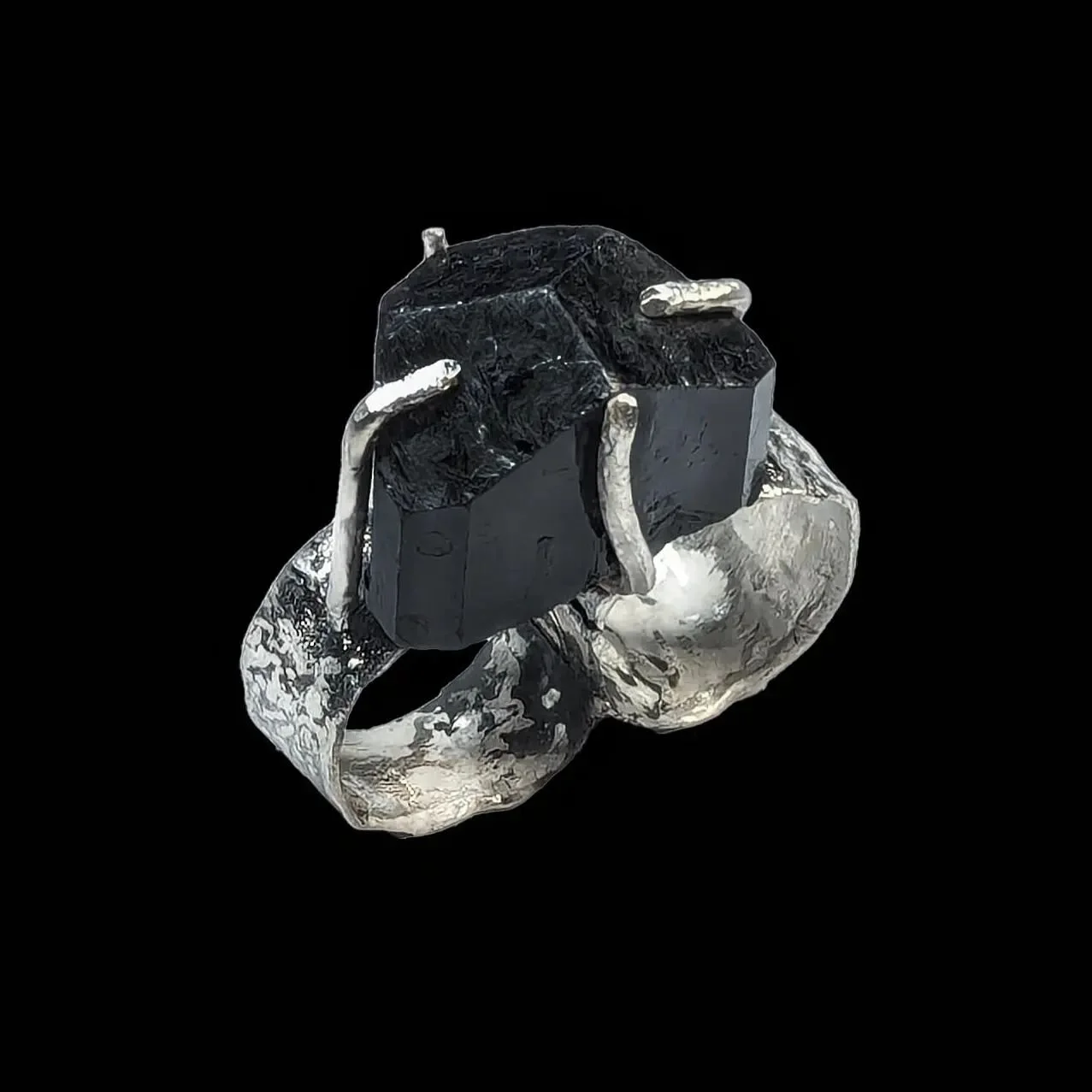 BLACK TOURMALINE STERLING SILVER DOUBLE RING.
WANTED THIS ONE TO LOOK REALLY ROUGH.
.
.
.
.
.
.
.
.
.
.
#rickowens #jewellery #pyrite #sterlingsilverjewelry #contemporaryjewellery #artisan #metalsmith #anndemeulemeester #brutalist #brutal #statementr
