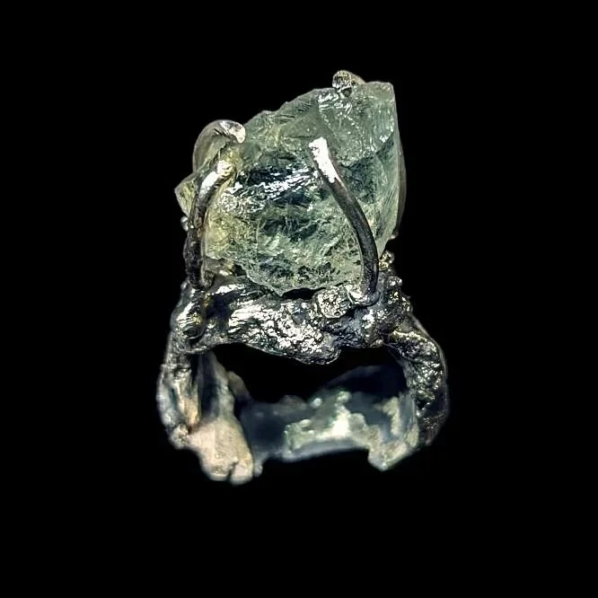 PREHNITE RAW STONE WITH MOLTEN STERLING SILVER RING. 
.
.
.
.
.
.
.
.
.

#rickowens #jewellery #pyrite #sterlingsilverjewelry #contemporaryjewellery #artisan #metalsmith #anndemeulemeester #brutalist #brutal #statementring #sculpturaljewelry
#sculptu