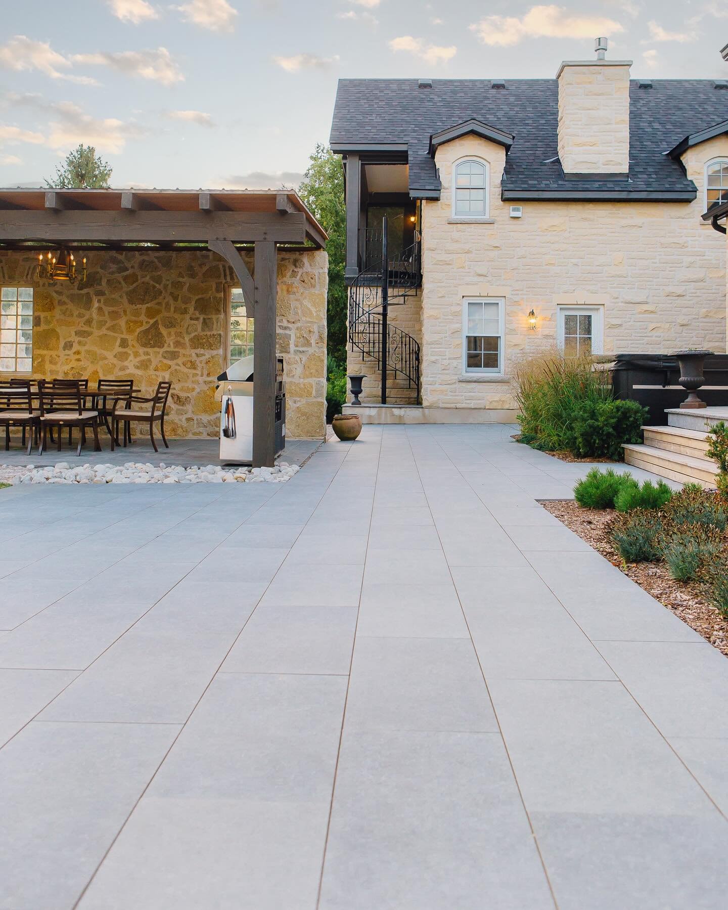 Well-crafted and expertly executed landscaping can take you from reality to retreat in just a few steps. This backyard is a perfect example of that. 

Work and photos by @creoconceptslandscaping 

Products
@porceastone Silver 3cm Porcelain
Masonal Ru