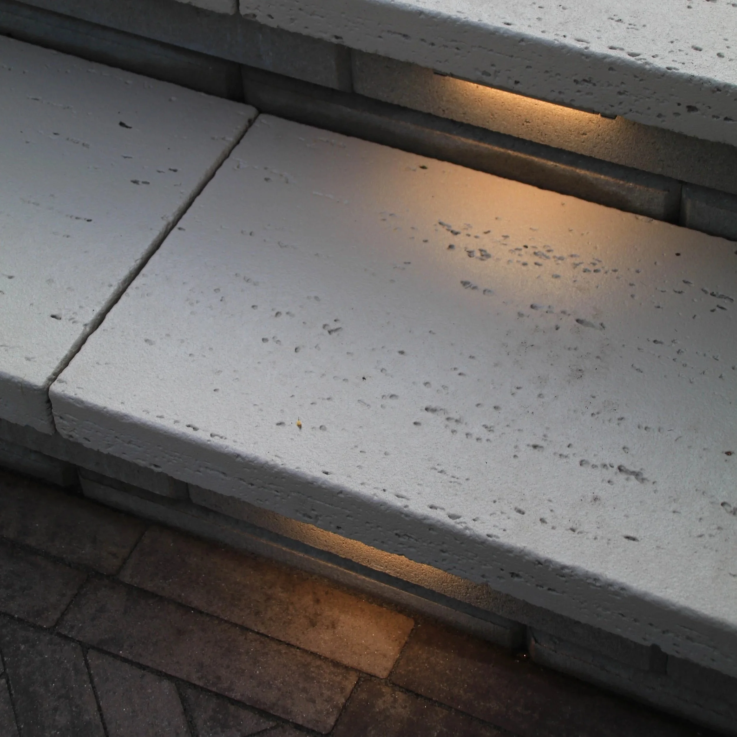 Greenway+18+%28Travertina%2C+Kichler+Hardscape+Lights%29.jpg