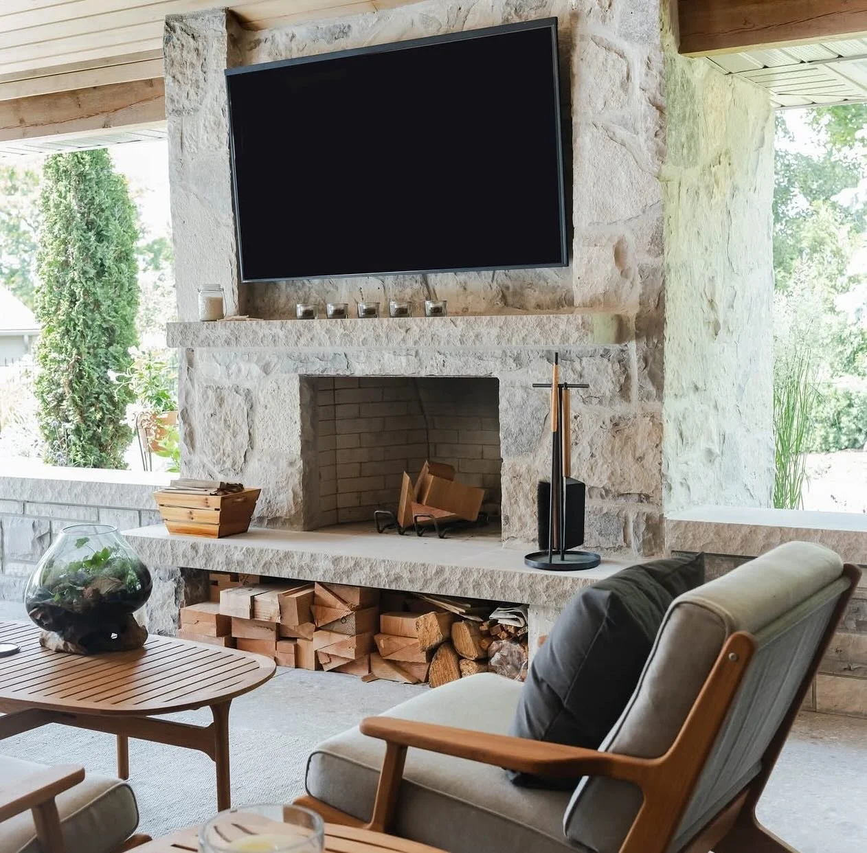 Extend the season🌾 &mdash;Consider a space where the  indoors and outdoors meet to embrace the shoulder seasons. 

Photo and work by @pioneercraftsmenltd