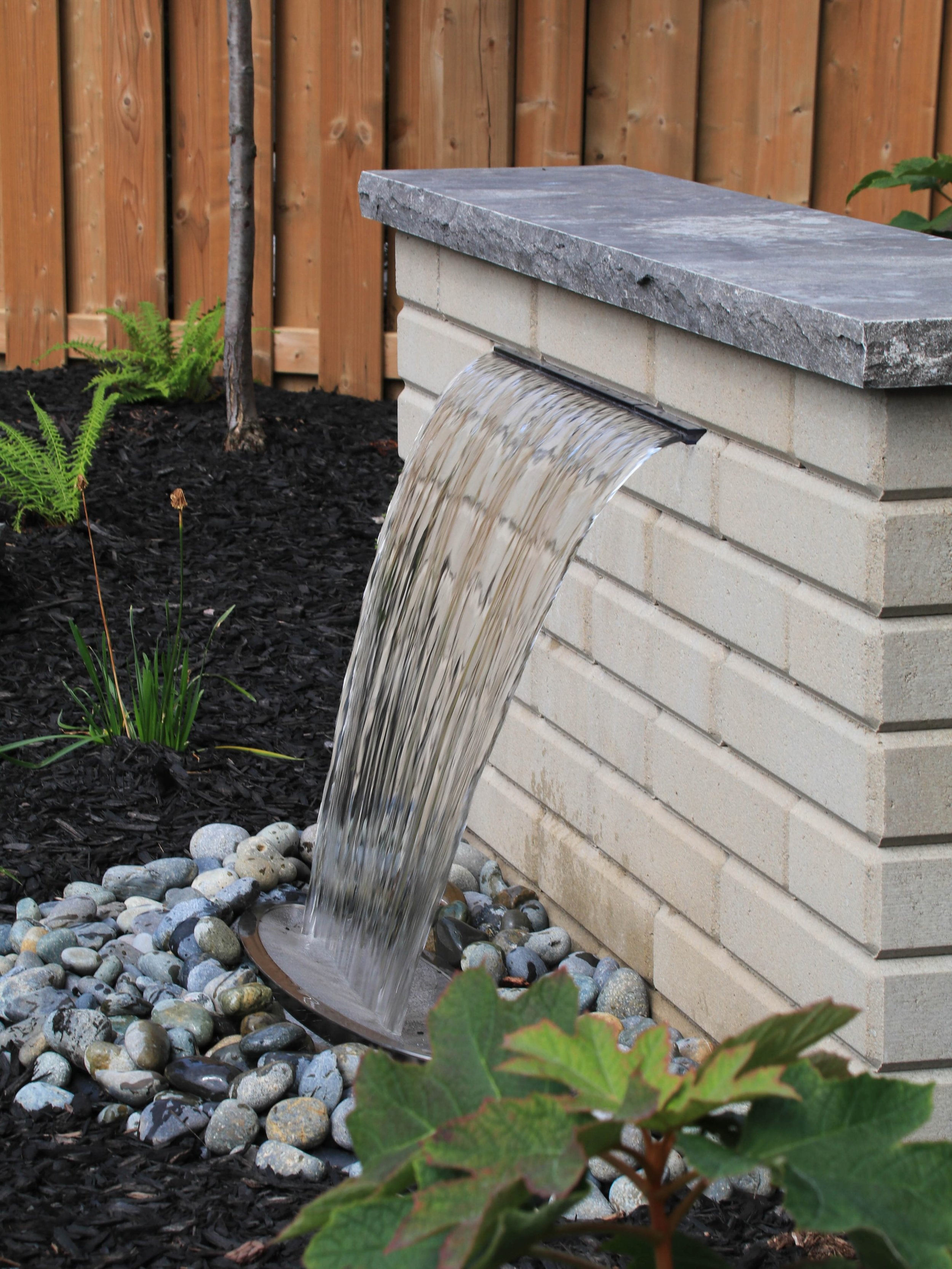 A study in sleek design / Dark tones and rich texture make the perfect accent for coping, stairs, and standout landscapes.

Antique Black @banasstonesandporcelain
Work by @greenwaylandscape