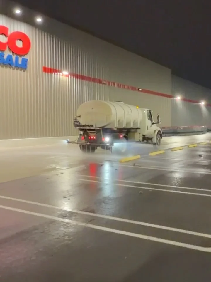 For many of us, late summer means early winter prep.
&mdash;
This snow and ice season, ditch the mixing, get to melting.

@liquids.revolution and Creative Landscape Depot are teaming up to give contractors direct, local access to ready-to-spray liqui