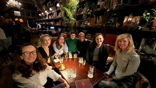 Spotted: a giggle of Vixens at a recent Sydney - Gadigal meetup. ⁠
⁠
⁠
@screenvixens #screenvixens #screenwomen #screenwomenseries ⁠