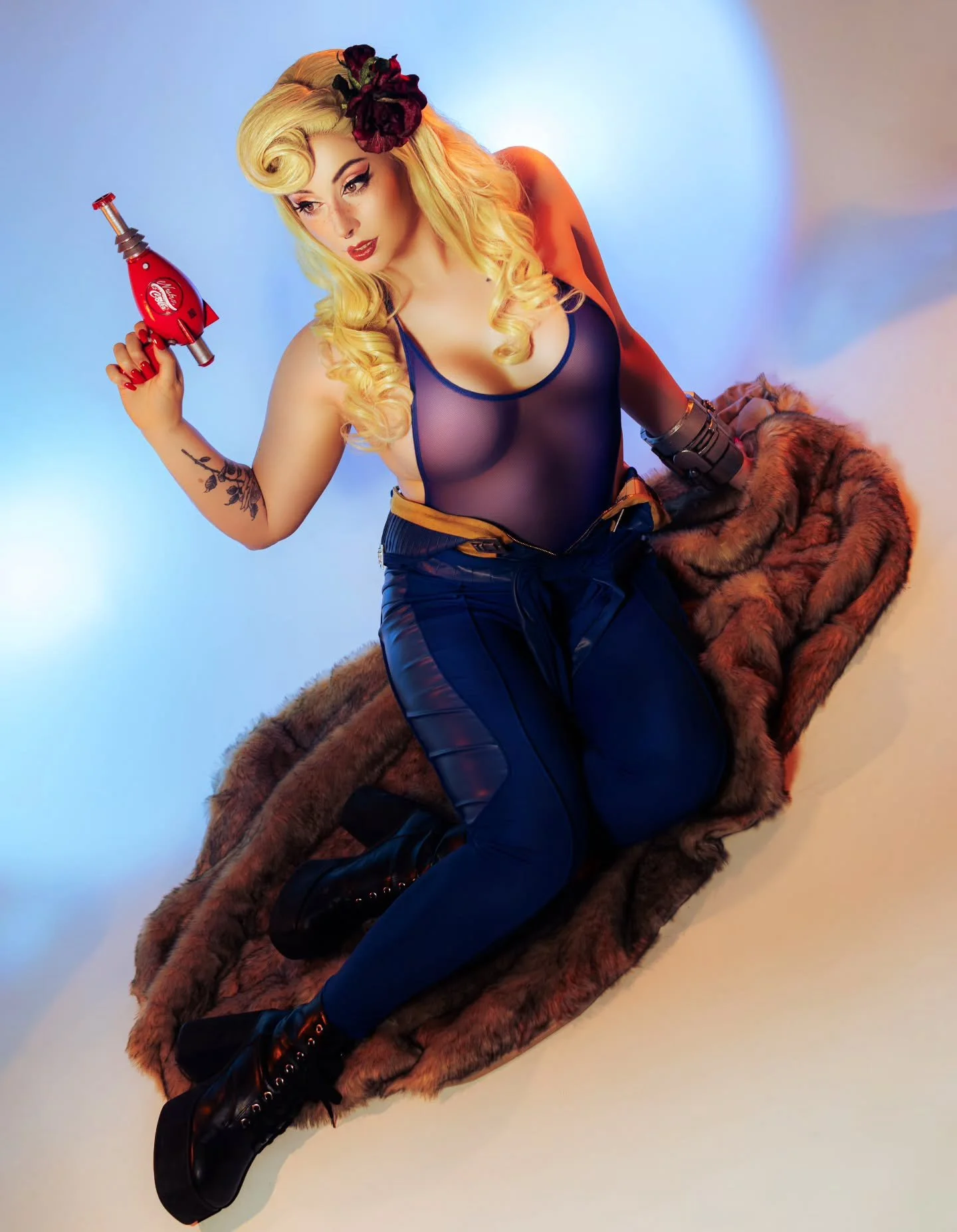 Zap. Whack this straight on a post card. @cc.viper looks straight out of the retro futuristic pinup calendars. Gossssh.

More on Patreon.