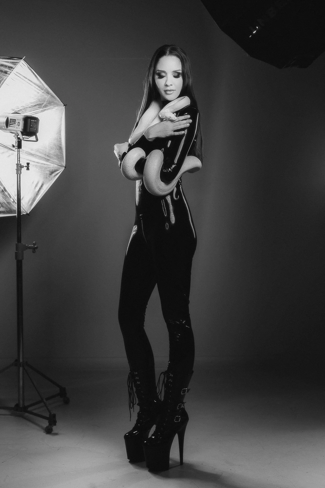 20230923 Kiera Latex Snake 056.jpg