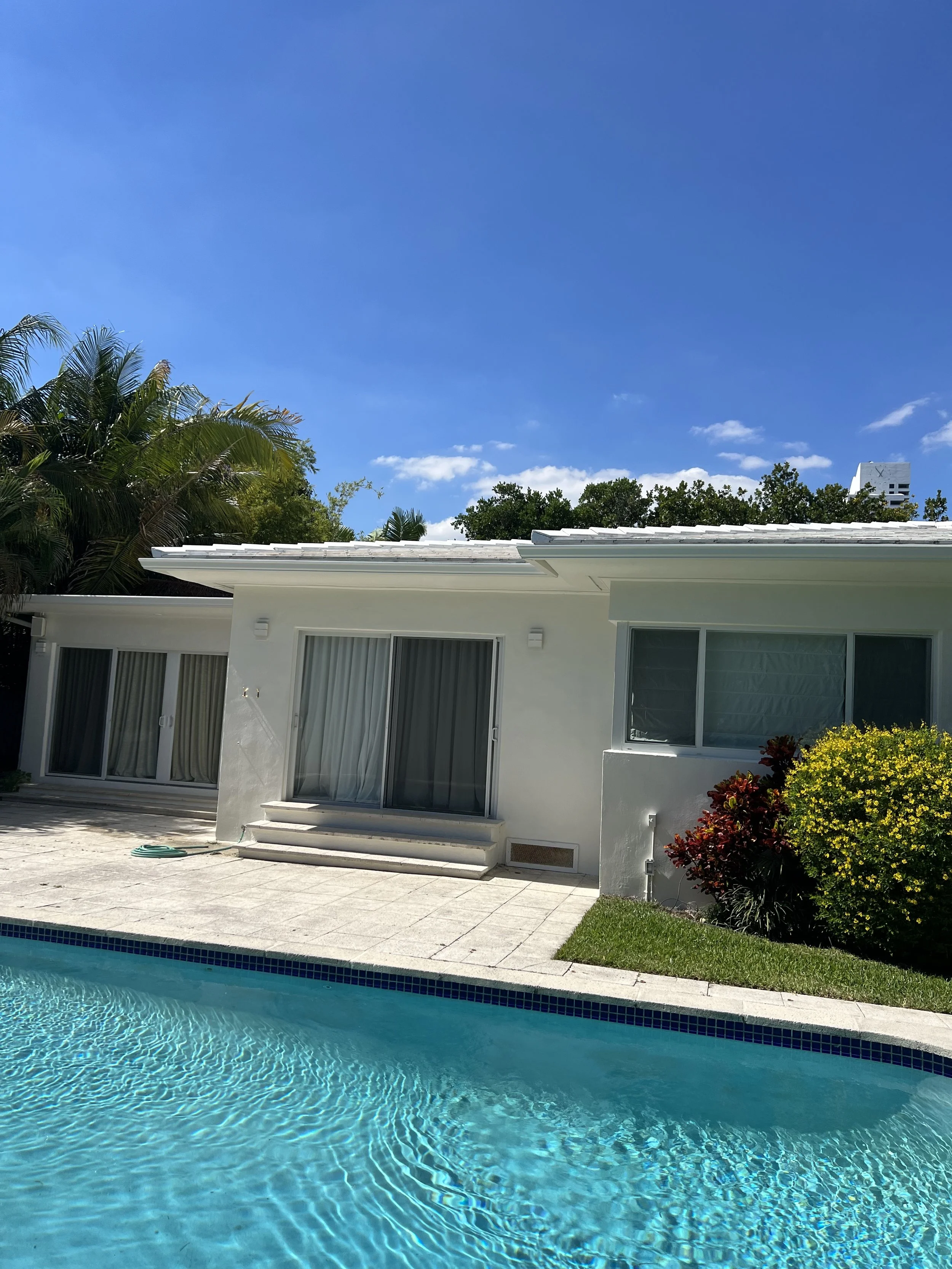 "Seamless aluminum gutter installation in Miami Beach Florida"